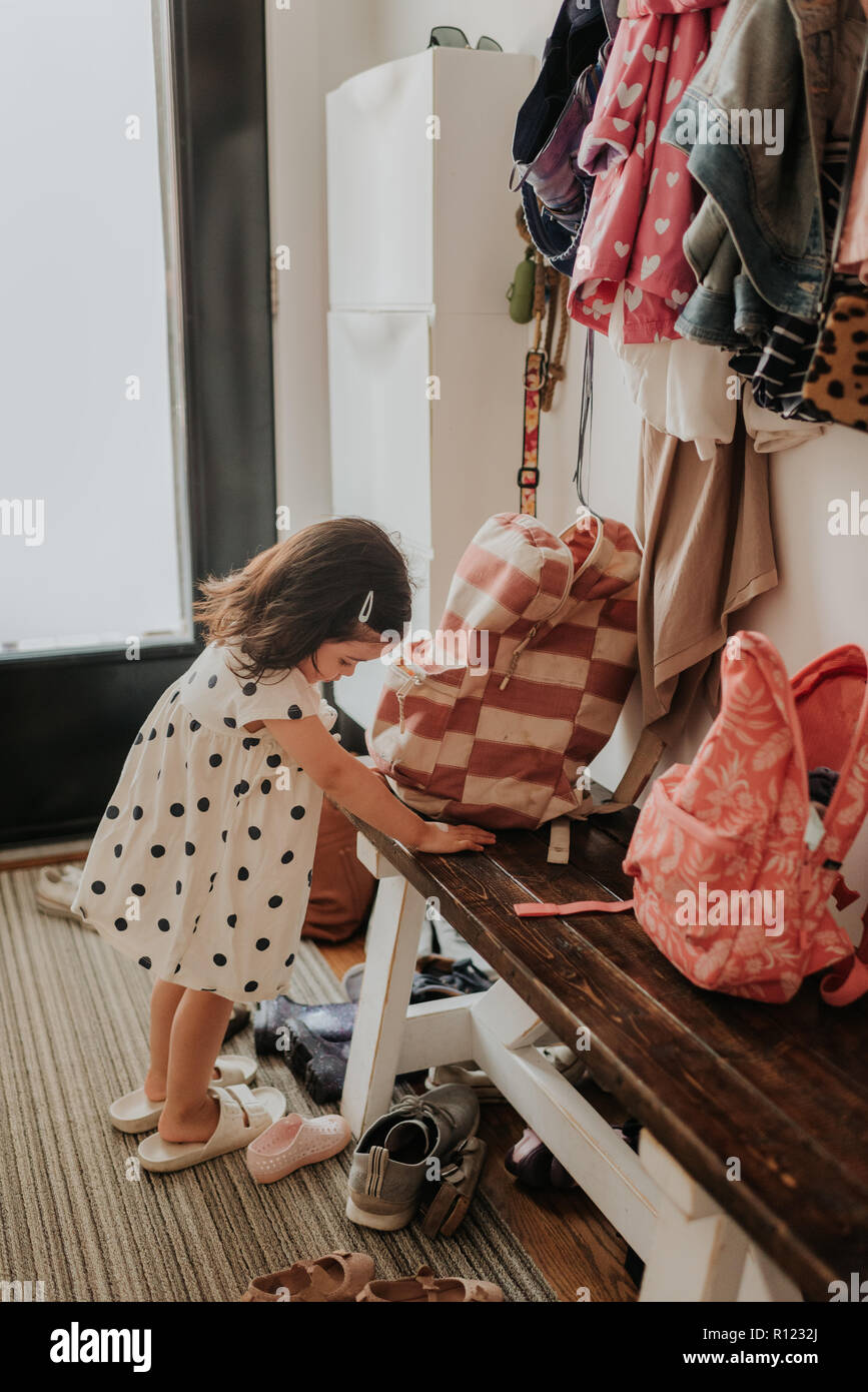 Girl trying on grandi chaussures Banque D'Images