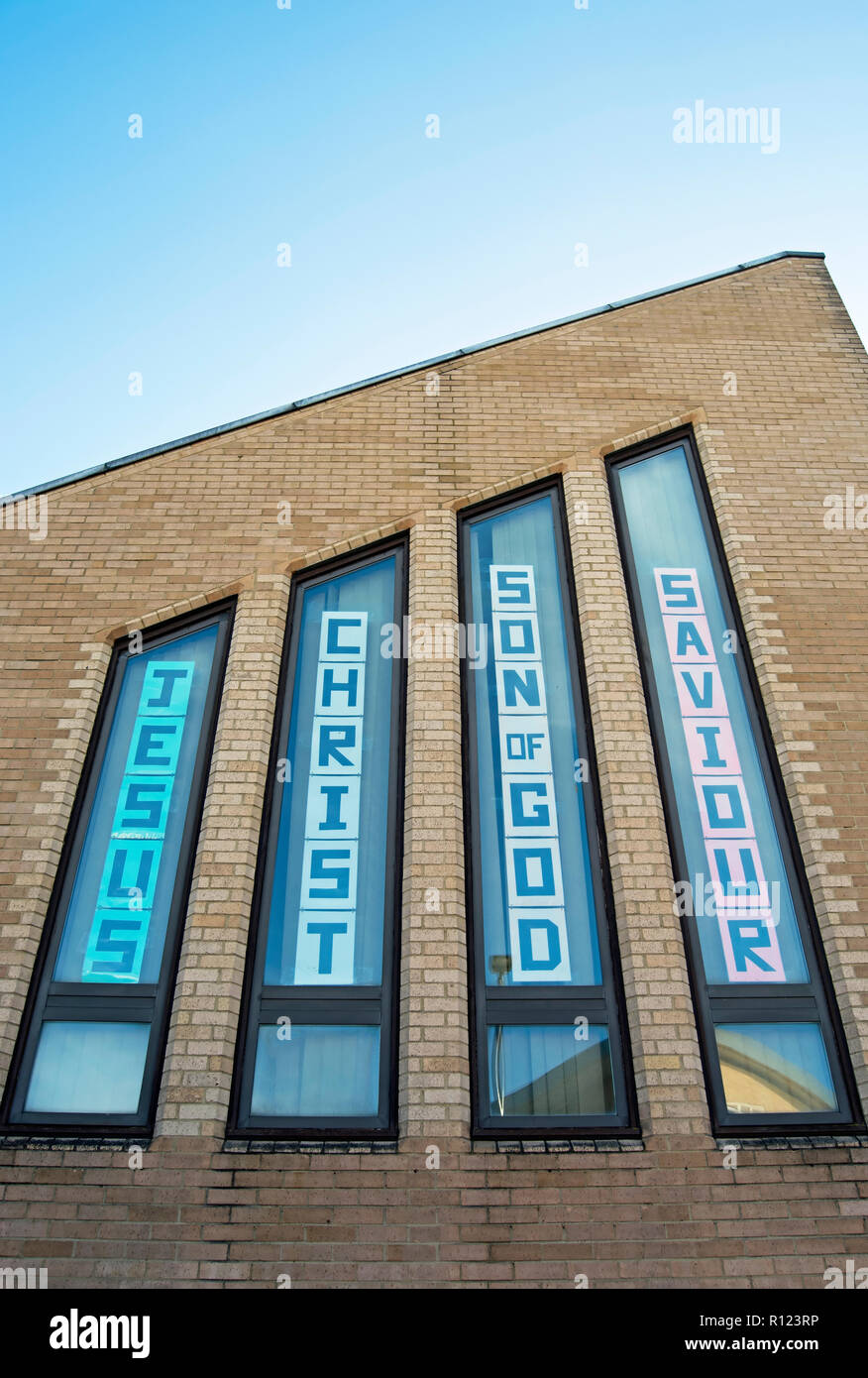 Jésus Christ Fils de Dieu sauveur, écrit dans les fenêtres de l'église évangélique d'Hounslow, Hounslow, Middlesex, Angleterre Banque D'Images