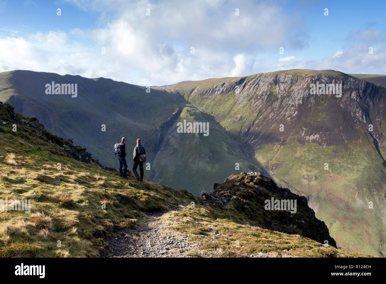 Deux promeneurs appréciant la vue du rocher d'Anguille Spy Haut vers Dale Head (à gauche) et Hindscarth (droite), Lake District, Cumbria, Royaume-Uni. Banque D'Images