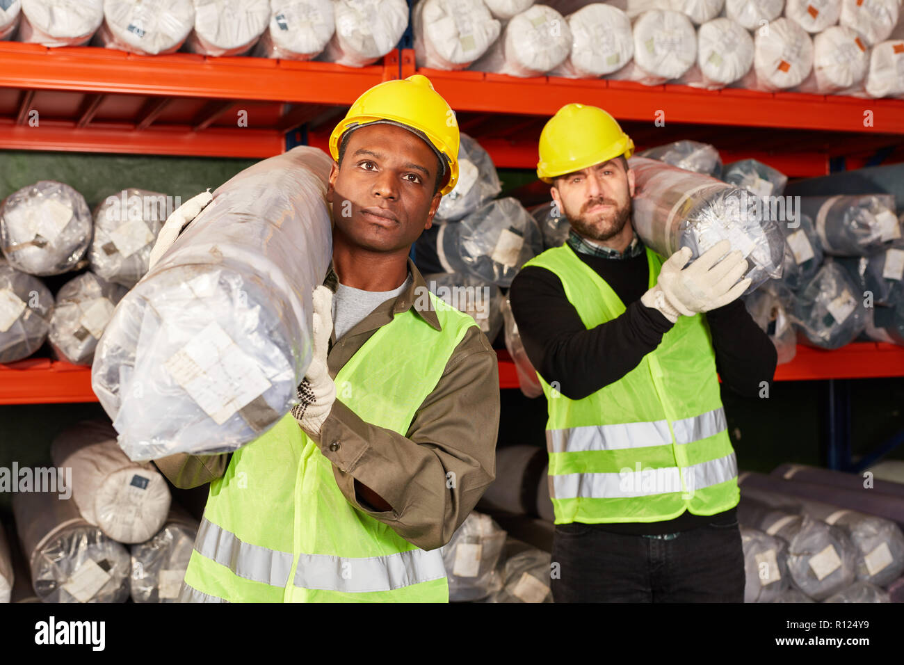 Deux travailleurs de la logistique d'une compagnie d'expédition de fret dans l'entrepôt de tapis de livraison transport Banque D'Images