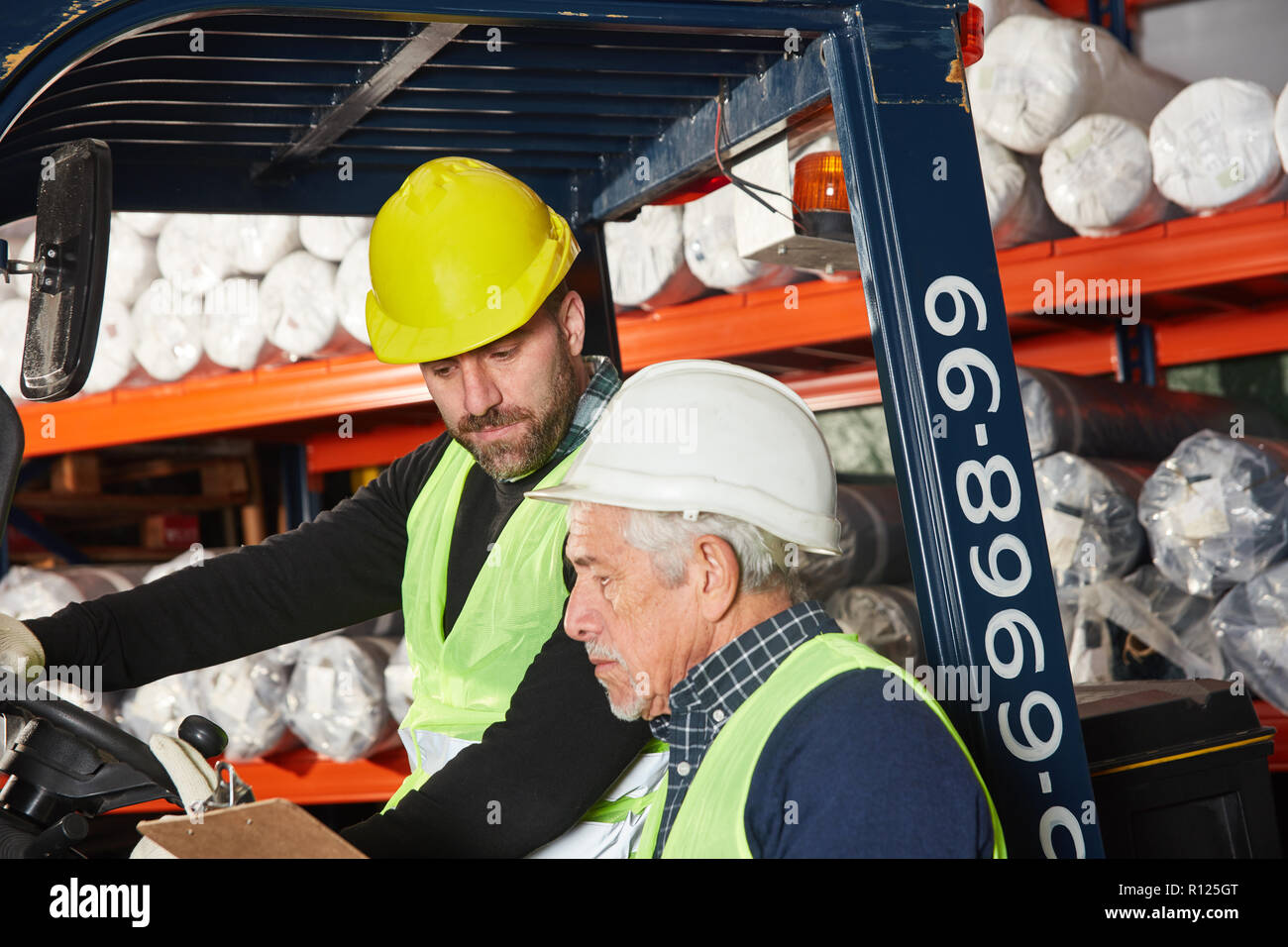 Les caristes et préparateurs de travailler ensemble comme une équipe logistique Banque D'Images