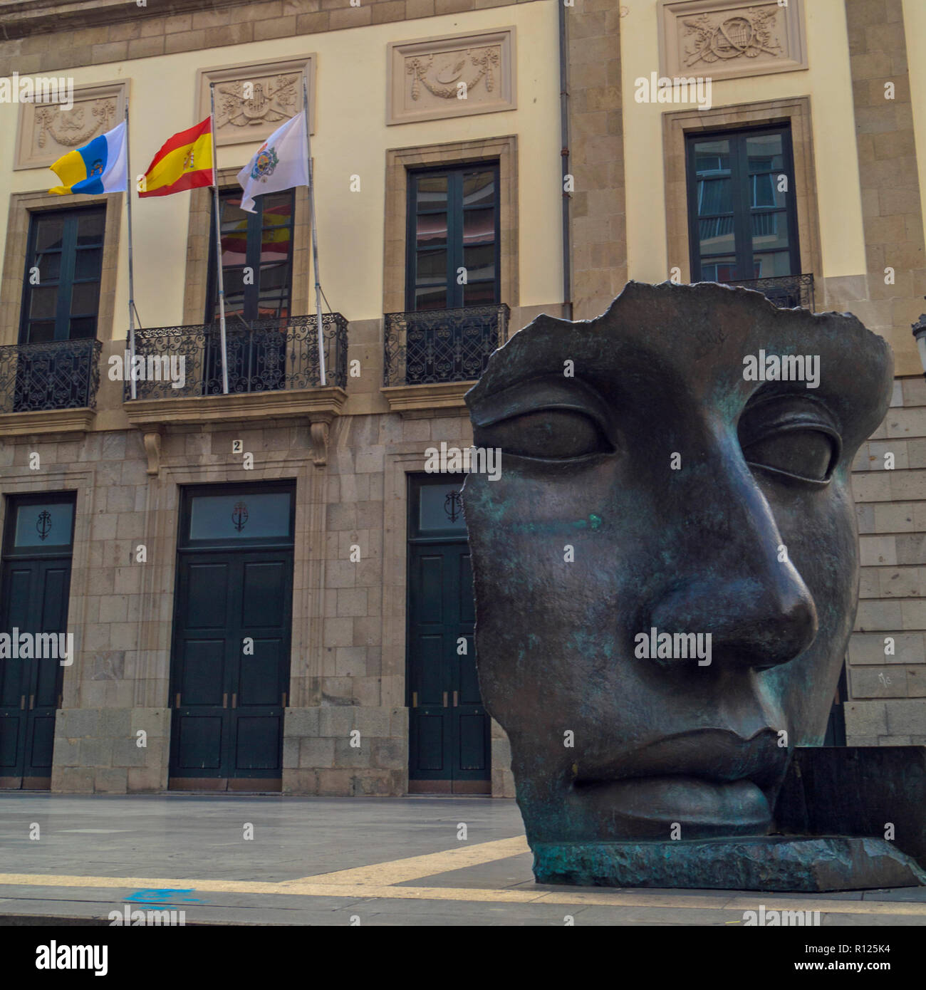 Sculpture bronze face à l'extérieur du théâtre Guimera par Igor Mitoraj sculpteur polonais, Santa Cruz de Tenerife, Canaries, Espagne Banque D'Images