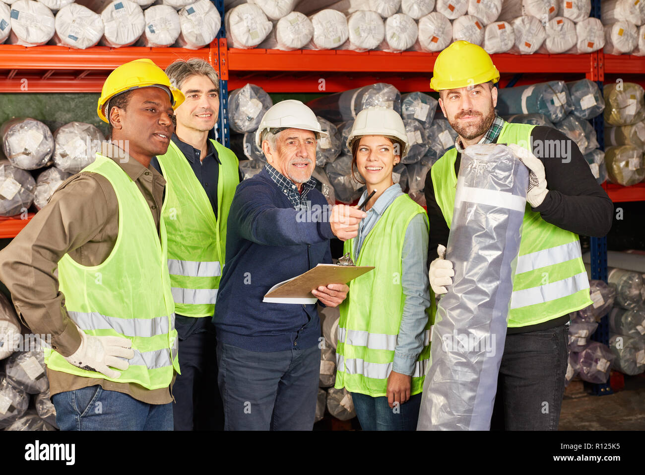 Récupérateurs et collègues de l'équipe de logistique l'intention d'expédier dans l'entrepôt Banque D'Images