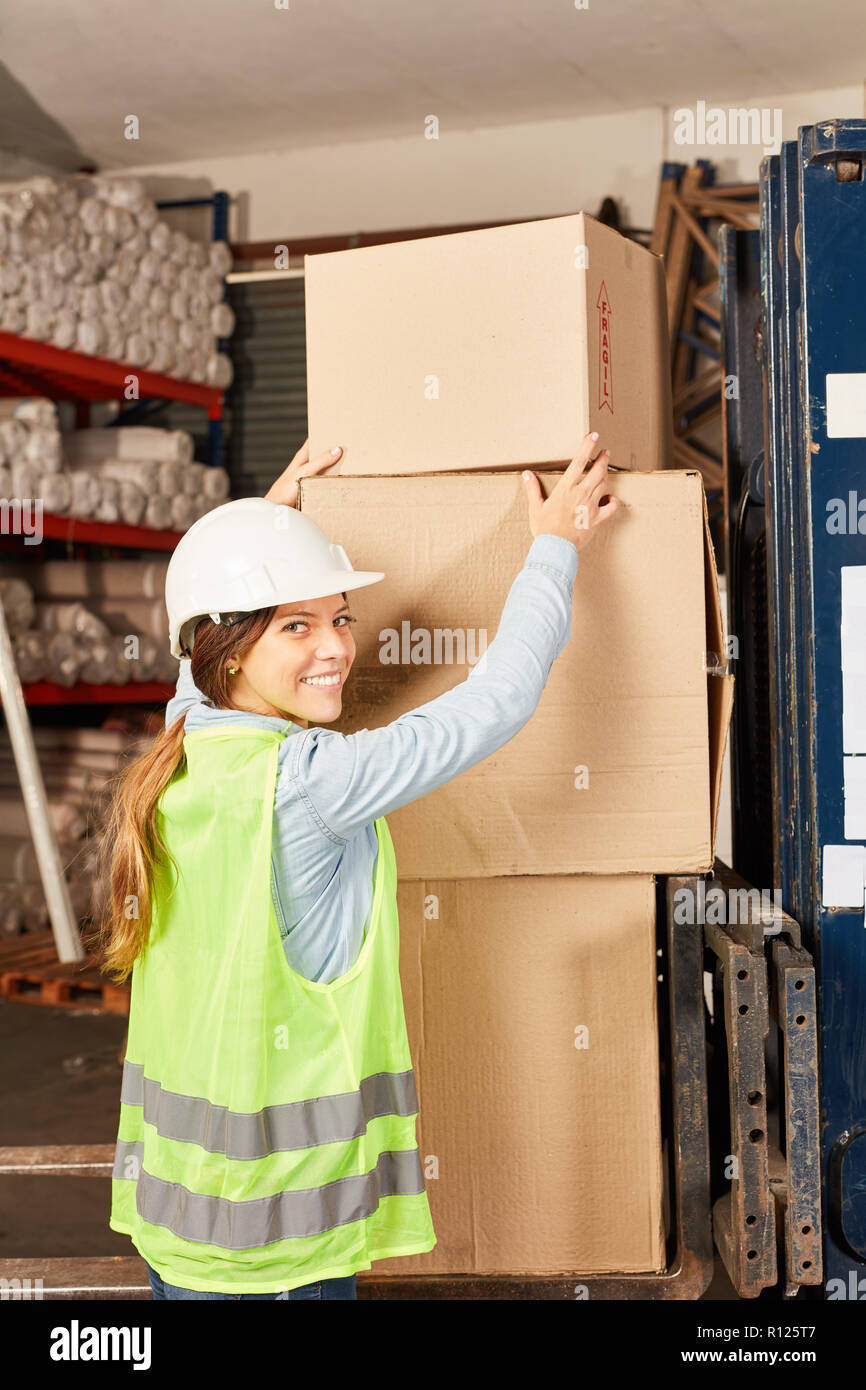 Jeune femme comme employé de l'entrepôt logistique stagiaire service de livraison de colis dans les cheminées Banque D'Images