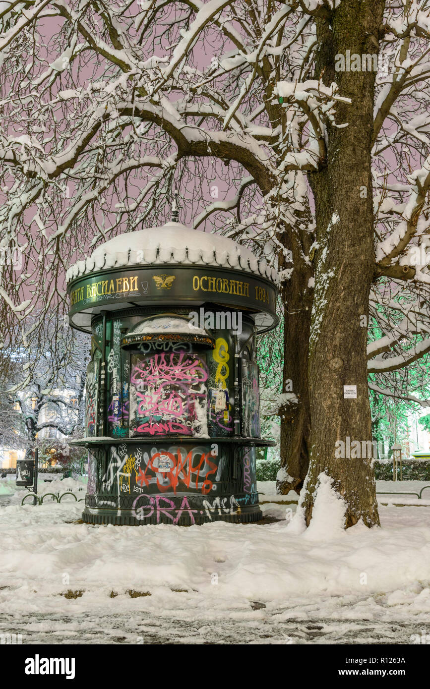 Sofia par nuit en hiver - beau paysage enneigé - la plupart des endroits emblématiques couvert de neige fraîche sous les lumières de la ville dim Banque D'Images