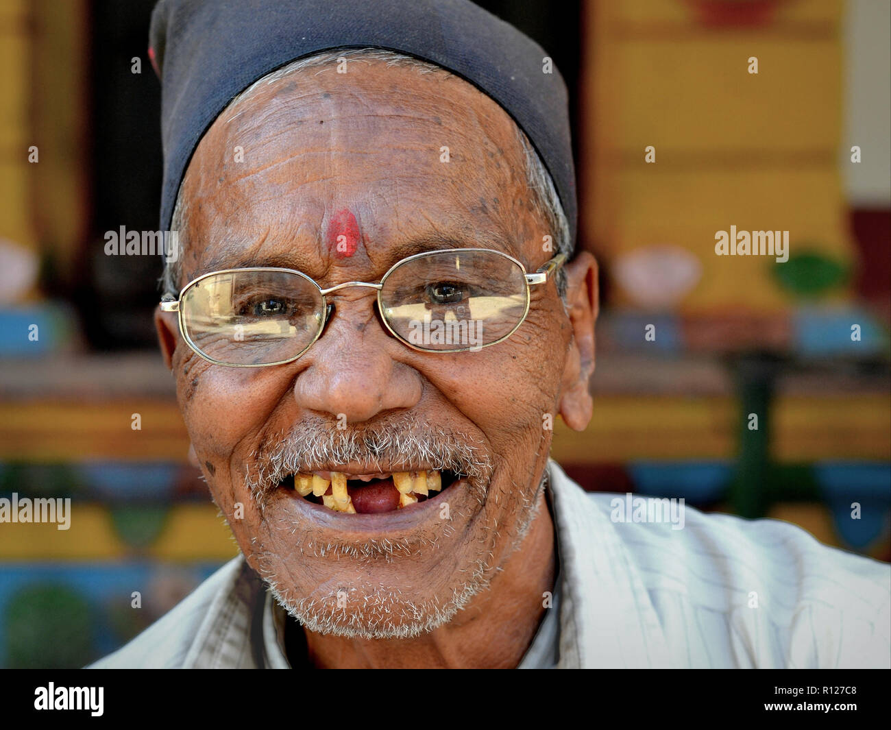 Souriant, ancien homme népalais Newari avec de très mauvaises dents. Banque D'Images