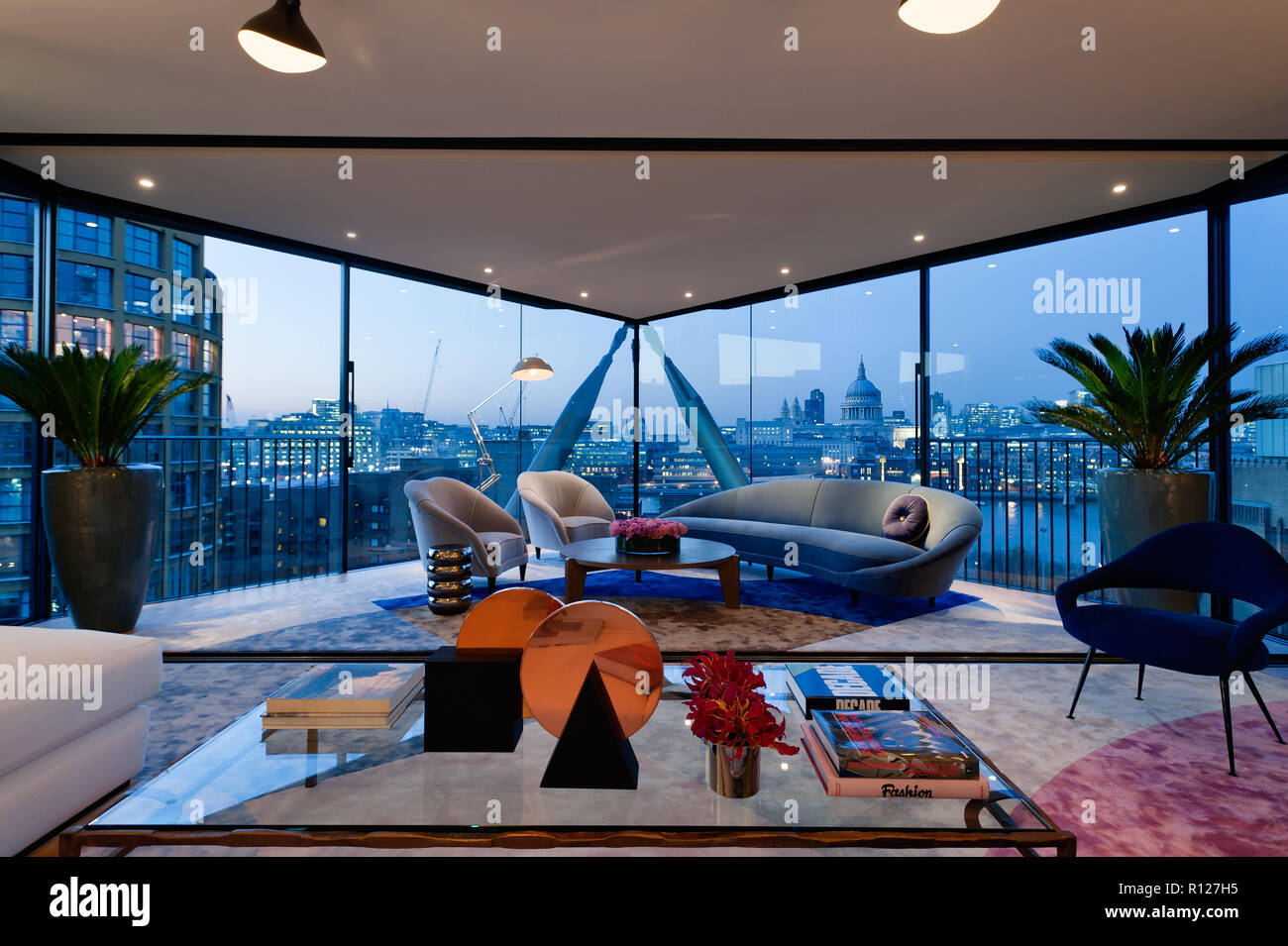 Salon moderne dans l'appartement Banque D'Images