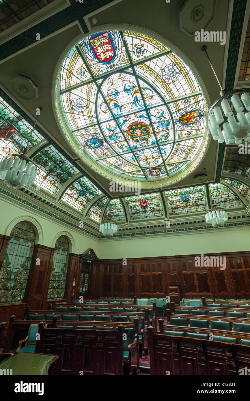 Les vitraux au plafond de la salle du conseil à Halifax Town Hall avec la vieille ville le blason Banque D'Images