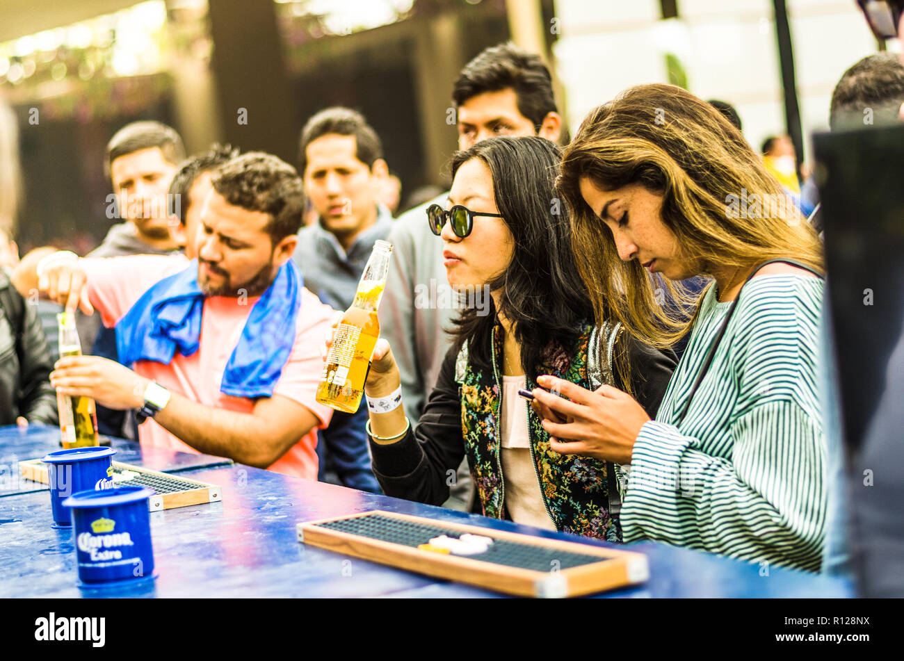 Lima, Pérou - 5 octobre 2018 : les jeunes bénéficiant des boissons alcoolisées au bar d'une partie à midi Banque D'Images