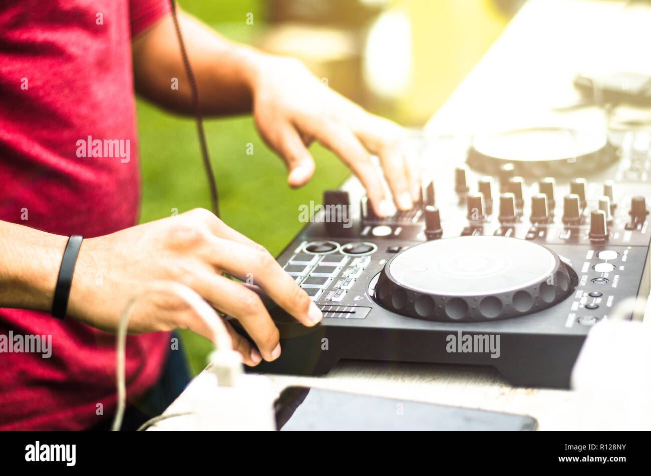 Mixage Dj, Deejay lecture de musique audio mixer - plein air Concept d'événements de l'été et de plein air club Banque D'Images