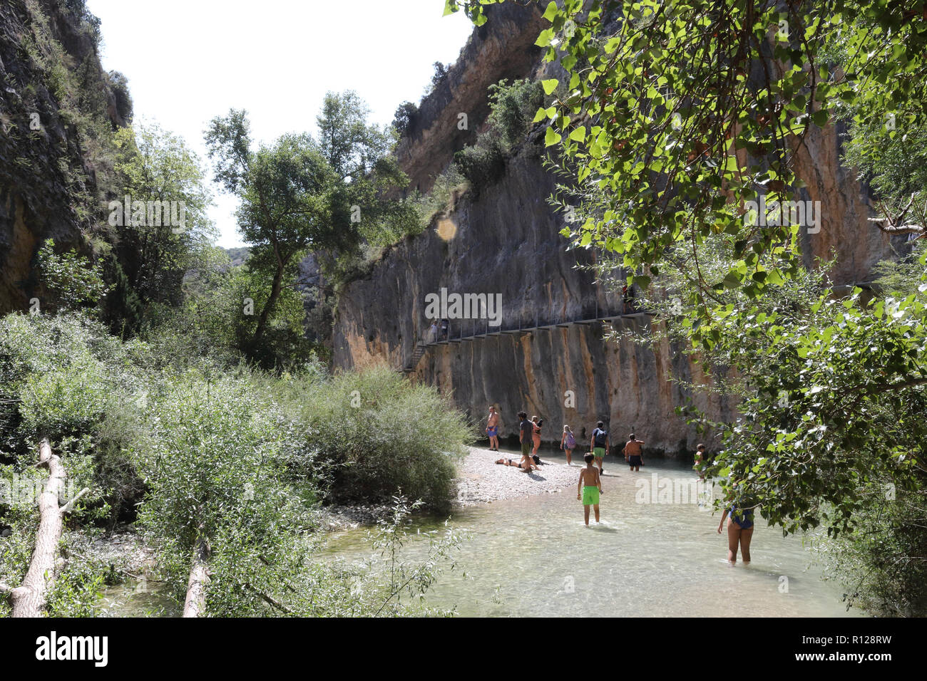 Le canyon de la rivière Vero pendant une journée d'été avec la pendaison des chemin sur elle et que les gens en baignoire, Alquezar, Espagne Banque D'Images