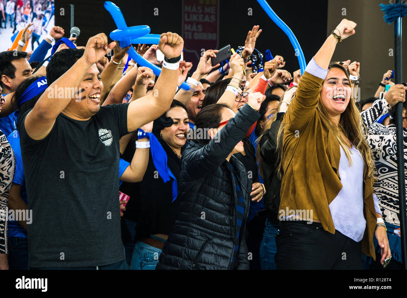 Lima, Pérou - 5 octobre 2018 : Festientel. Festival d'une lignée cellulaire société où vous voyez les jeunes encourager leur équipe Banque D'Images