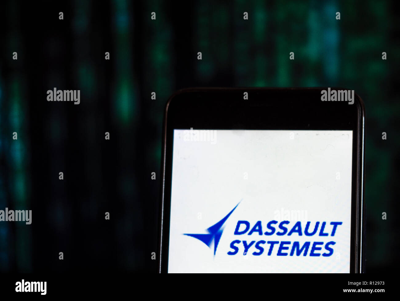 Les logiciels de Dassault Systèmes le logo de la société vu affichée sur  téléphone intelligent. Dassault Systèmes, 'Le 3DEXPERIENCE Company', est un  logiciel européen, dont le siège social est situé à Vélizy-Villacoublay,