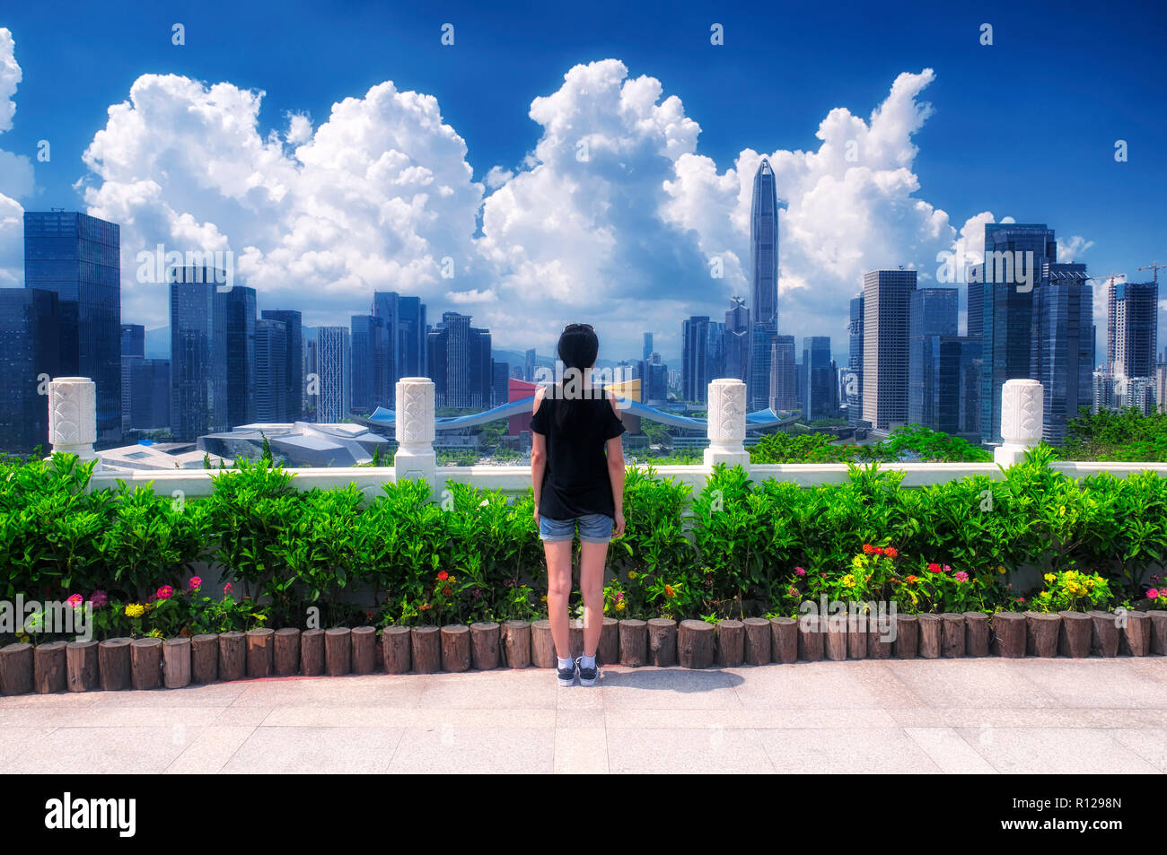 Une femme chinoise à la recherche sur la ville de Shenzhen, Chine sur une journée de ciel bleu ensoleillé. Banque D'Images