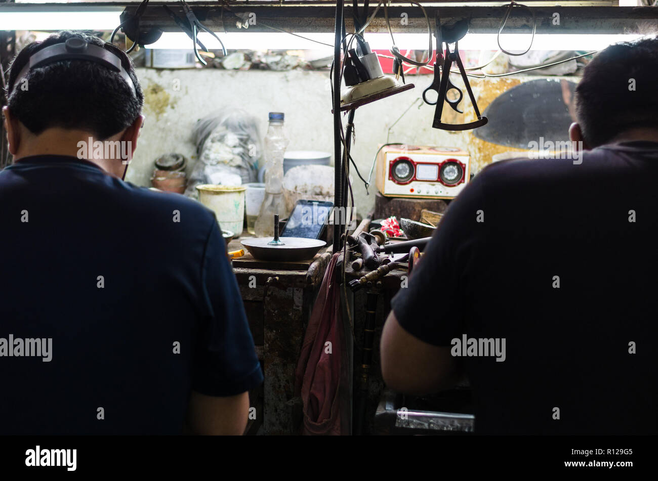 Les bijoutiers au travail, d'un savoir-faire dans un atelier de bijoux, bijoutiers en pleine action Banque D'Images Les bijoutiers au travail, d'un savoir-faire dans un atelier de bijoux, bijoutiers en pleine action Banque D'Images