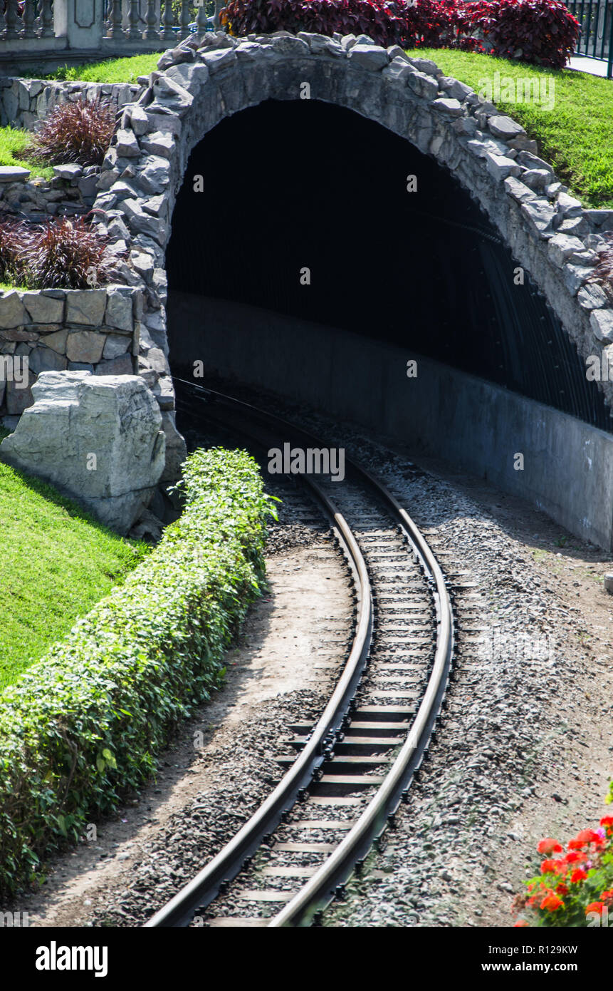 Tunnel en pierre dans le parc de l'amitié dans le district de Santiago de Surco, Lima - Pérou Banque D'Images