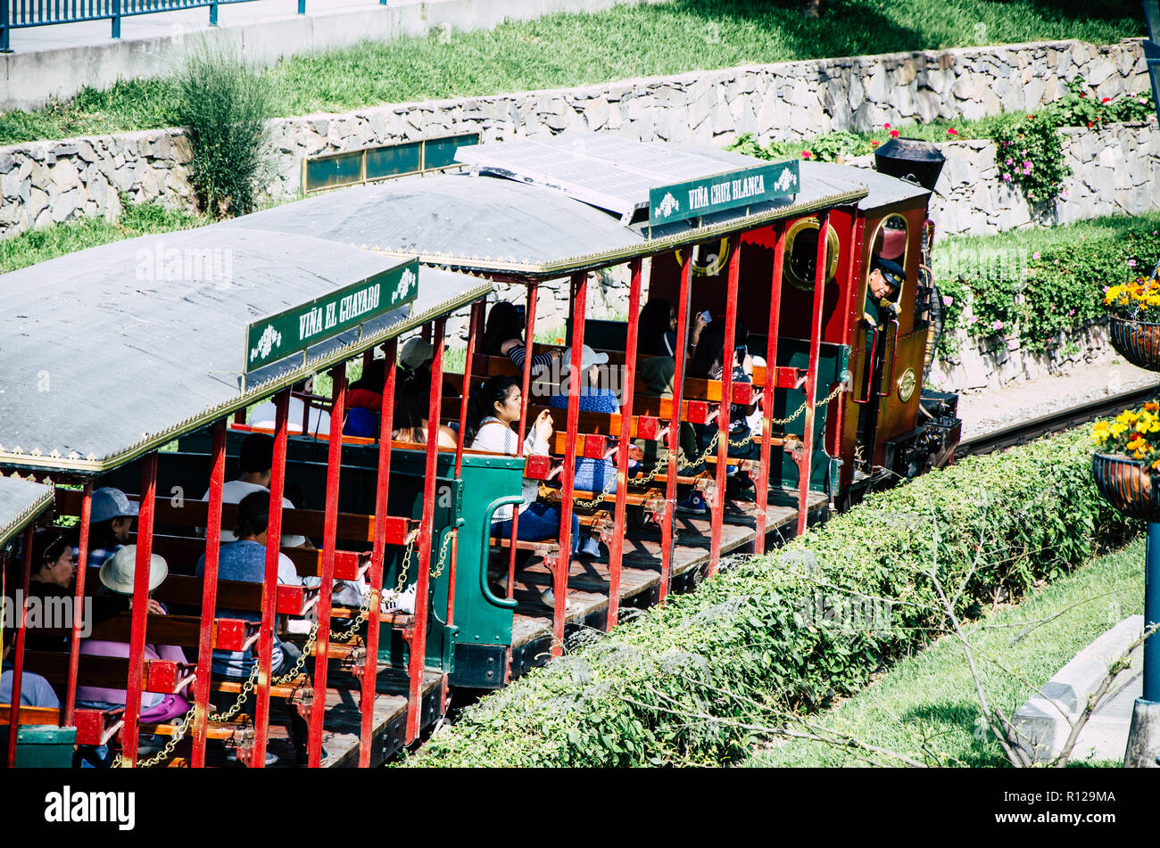 Lima, Pérou - 2 novembre 2018 : Les familles bénéficient d'un tour de train au parc de l'amitié sur un après-midi d'été à Lima - Pérou Banque D'Images