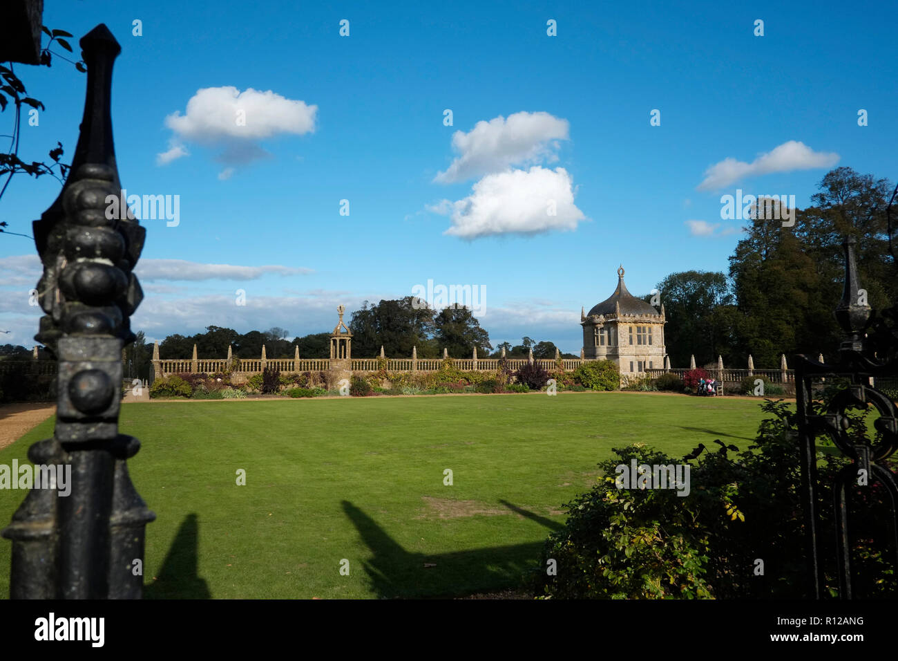 Montacute House Montacute sud du Somerset. Les jardins montrant l'une des deux maisons d'angle et le quadrilatère de murs pour l'ouest et au sud. Banque D'Images