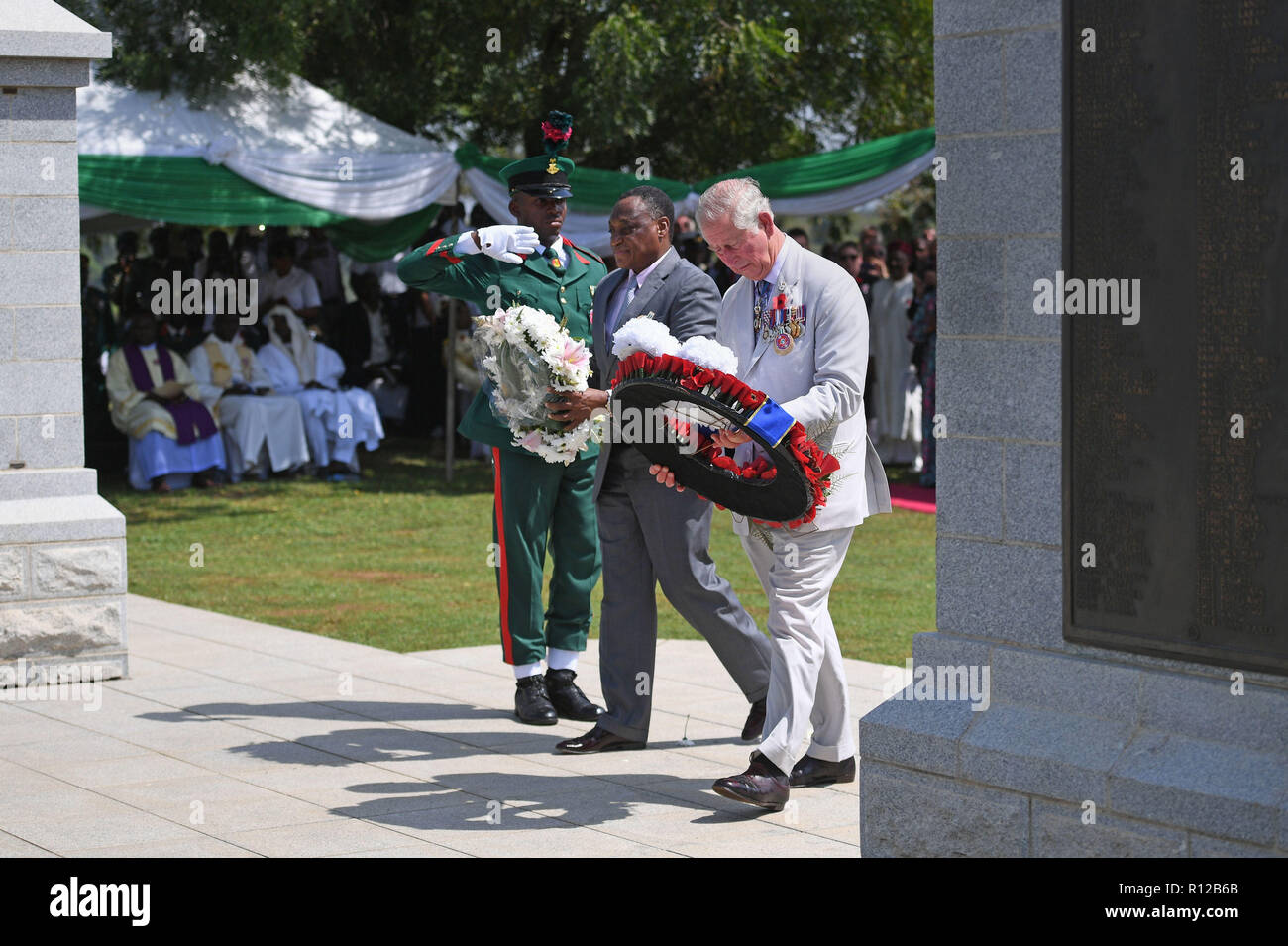 Le Prince de Galles dépose une couronne en tant qu'il participe à un service de commémoration au mémorial d'Abuja, le Cimetière militaire national du Nigéria, à Abuja au Nigéria, le dernier jour de son voyage en Afrique de l'ouest avec la duchesse de Cornouailles. Banque D'Images