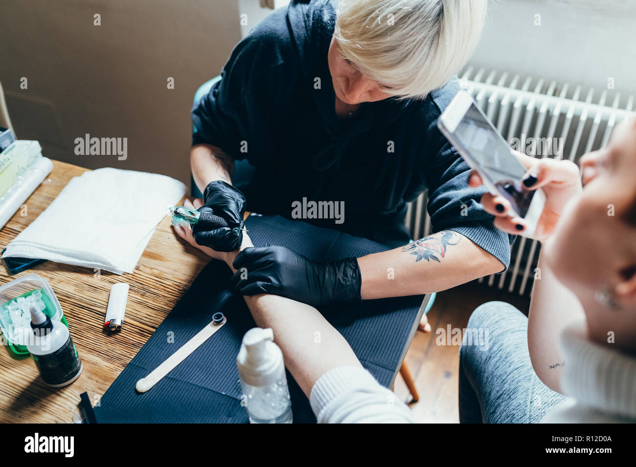 Le tatouage femme ami's Arm à la maison Banque D'Images
