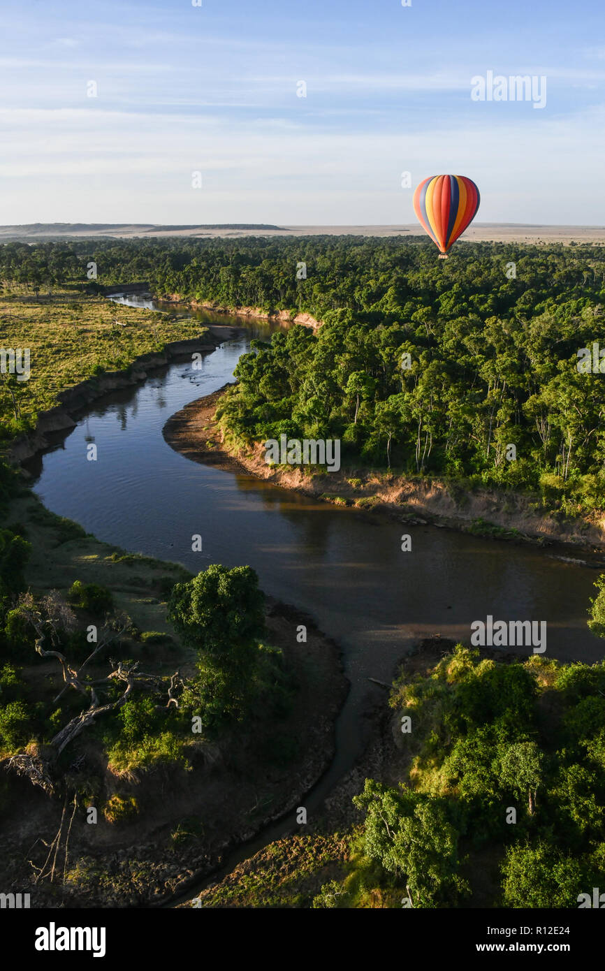 Ballon flottant au-dessus de la rivière Mara, Kenya Banque D'Images