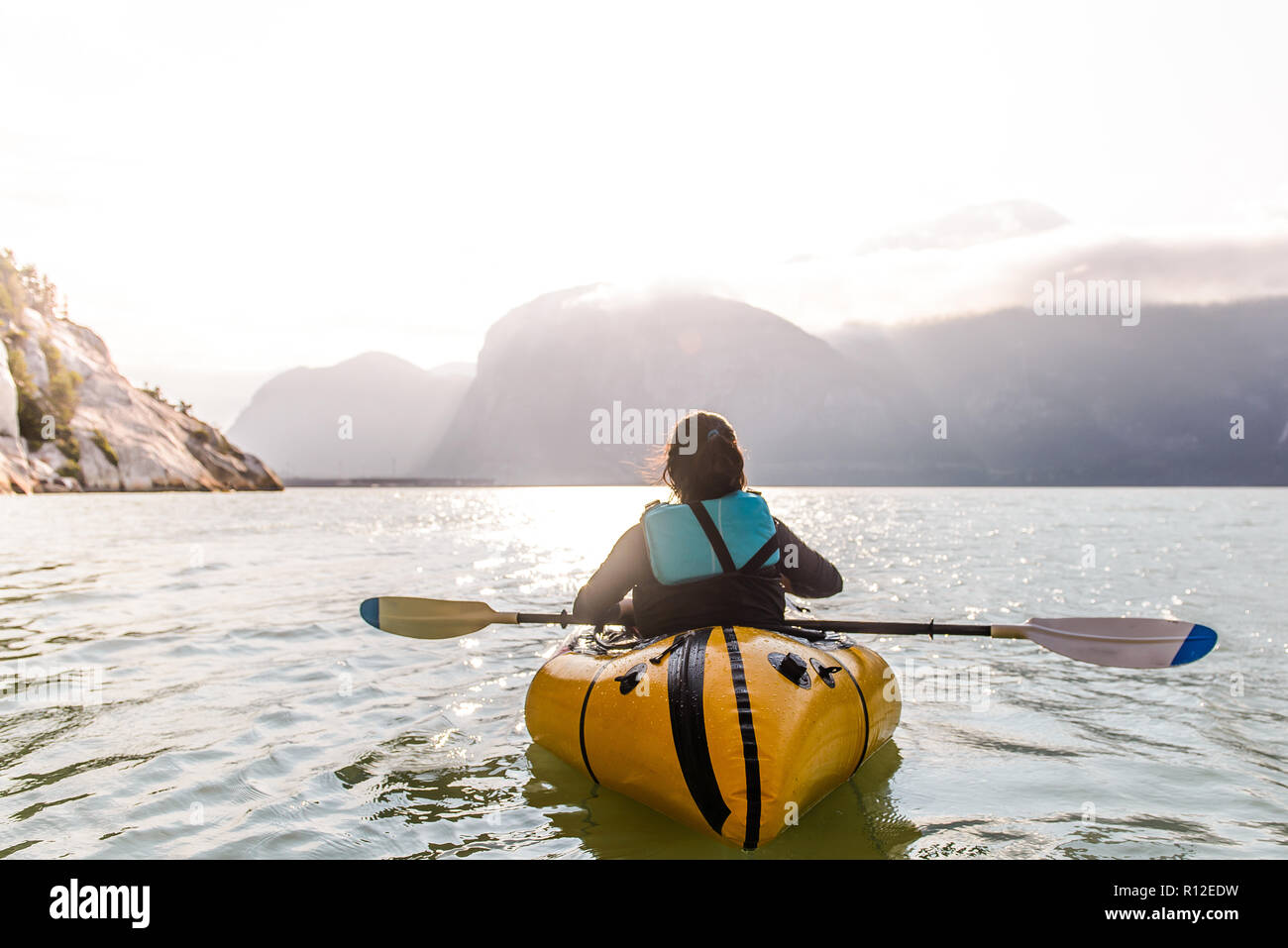 Femme packrafting, Howe Sound bay, Squamish, Canada Banque D'Images