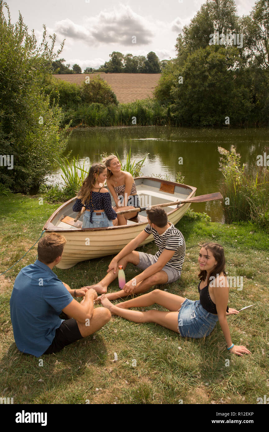 Friends relaxing by lake Banque D'Images