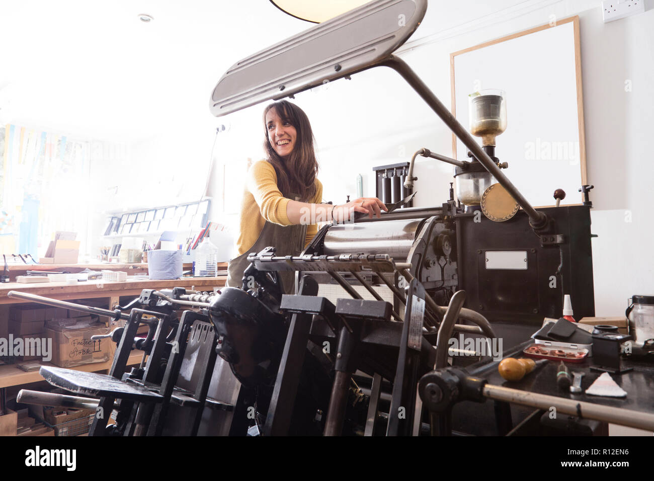 Femme préparant l'imprimante dans shop Banque D'Images