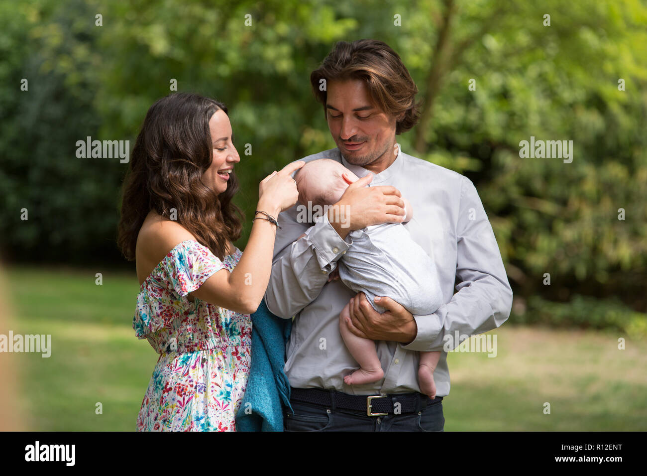 Mari et femme avec bébé dans le jardin Banque D'Images