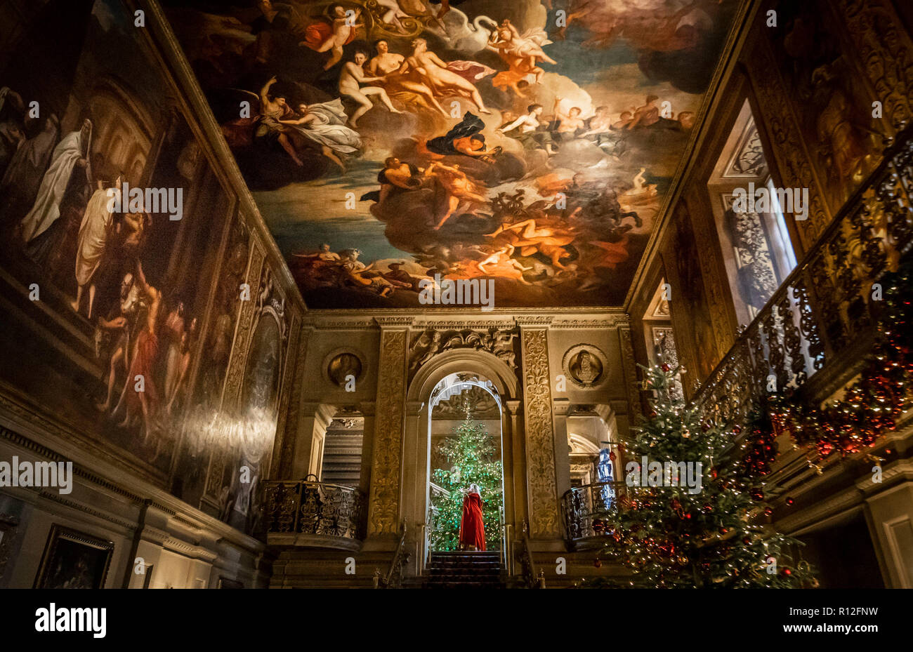 Carole Copeland s'habiller comme le joueur de flûte de jouer sa pipe pendant la Chatsworth's Il était une fois, Noël appuyez sur appel, à Chatsworth House de Bakewell, Derbyshire. Banque D'Images
