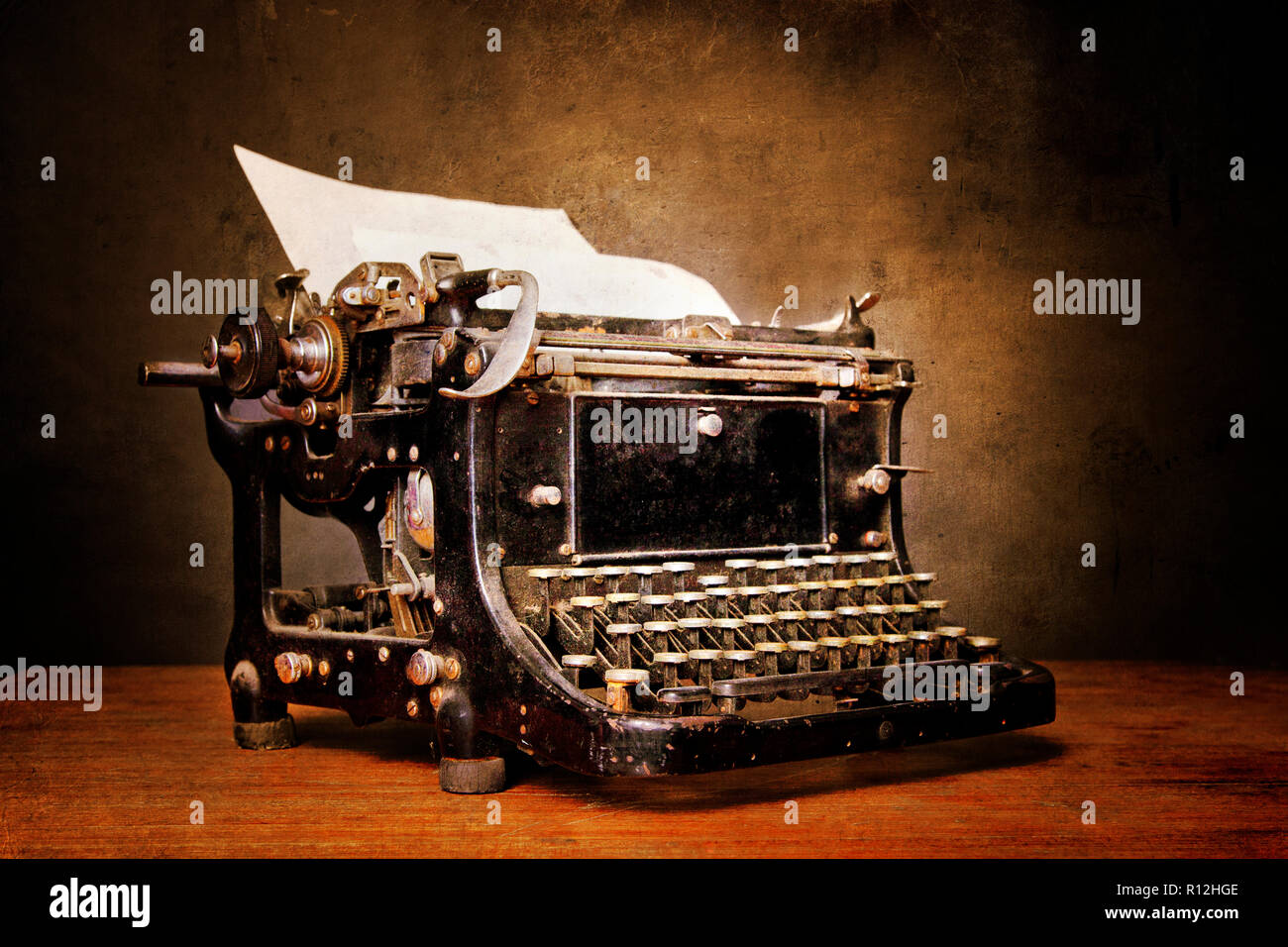 Vieille machine à écrire sur une table Banque D'Images