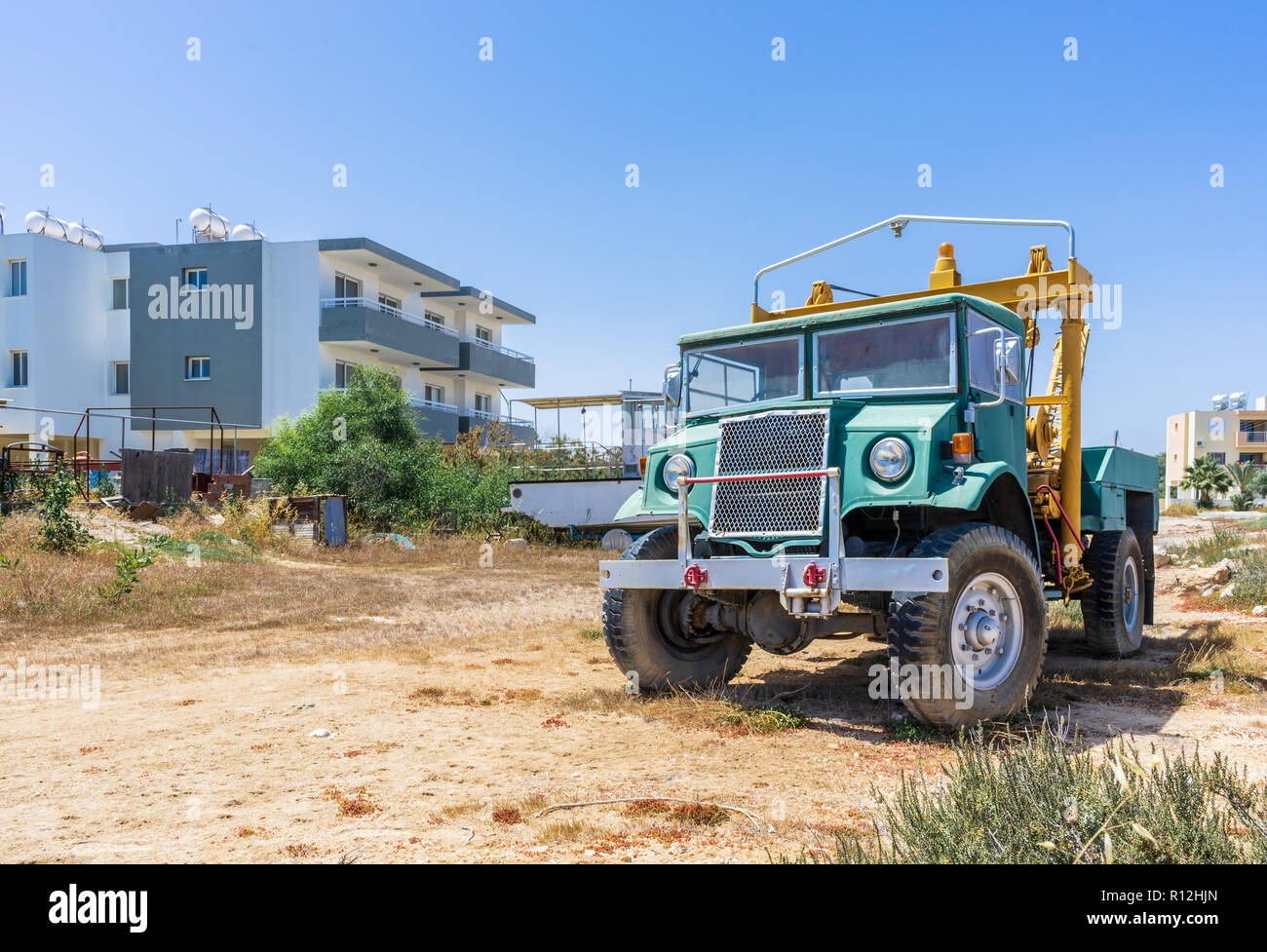 Vieux camion dans un quartier résidentiel sur fond de ciel bleu Banque D'Images