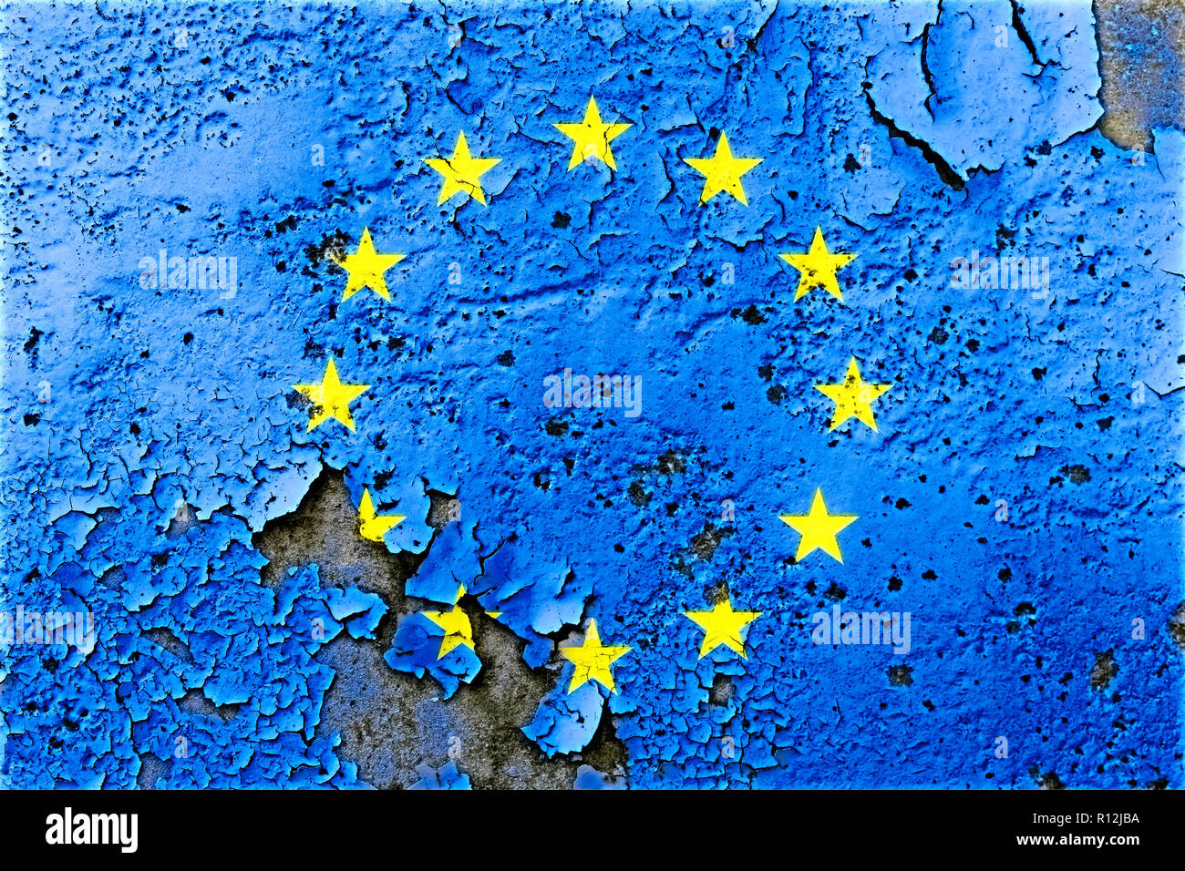 L'Union européenne (UE) drapeau peint sur mur fissuré avec de la peinture. Concept pour les divisions au sein de l'UE, l'Europe de la crise politique et de discussions au sein de t Banque D'Images