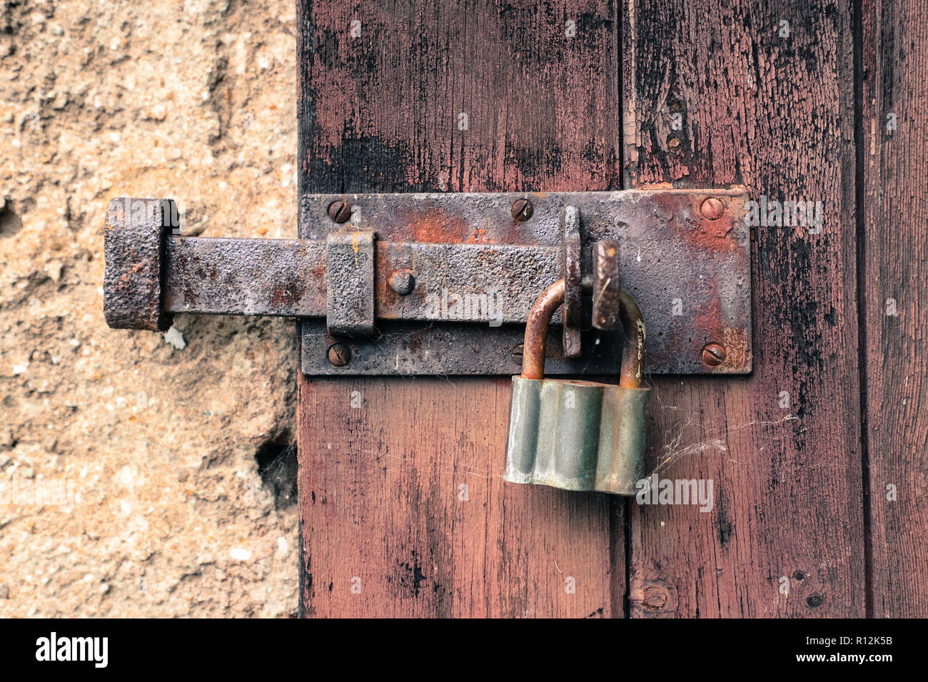 Loquet Rouillé Avec Le Cadenas Photo stock - Image du vieux, cadenas:  27885166