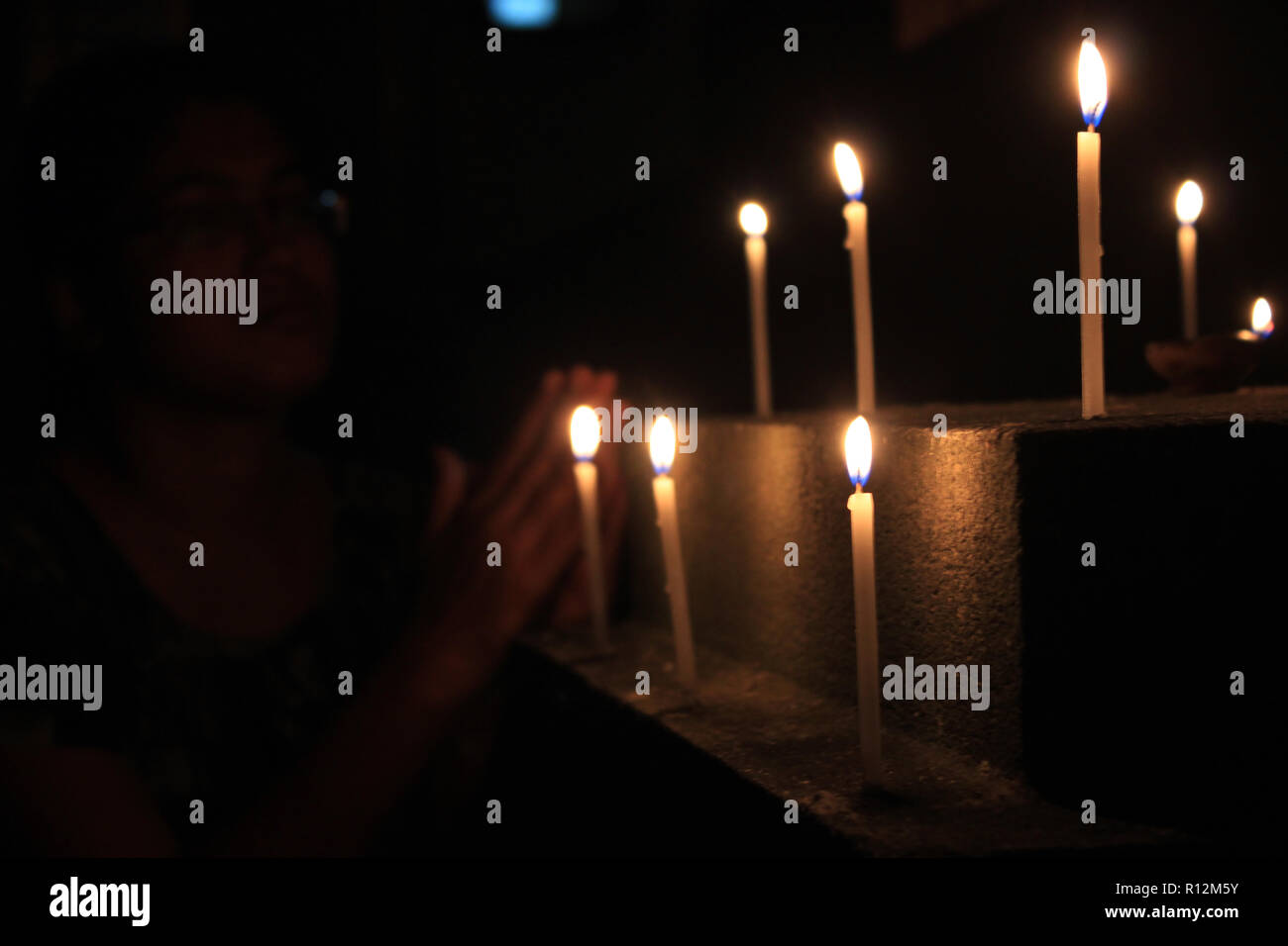 Des bougies sur un fond noir. Bougie flamme lampes pour la prière du soir,  la foi religieuse croire concept. Femme prient Photo Stock - Alamy
