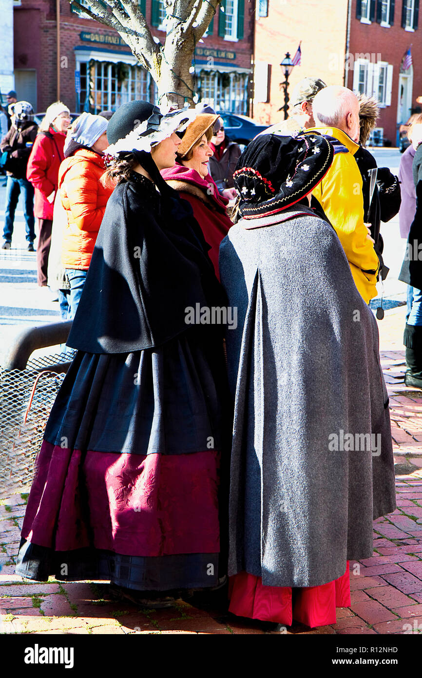 Fête de Noël à l'ancien nouveau château avec des acteurs en costumes d'une pièce jouée sur le mélange d'. Banque D'Images