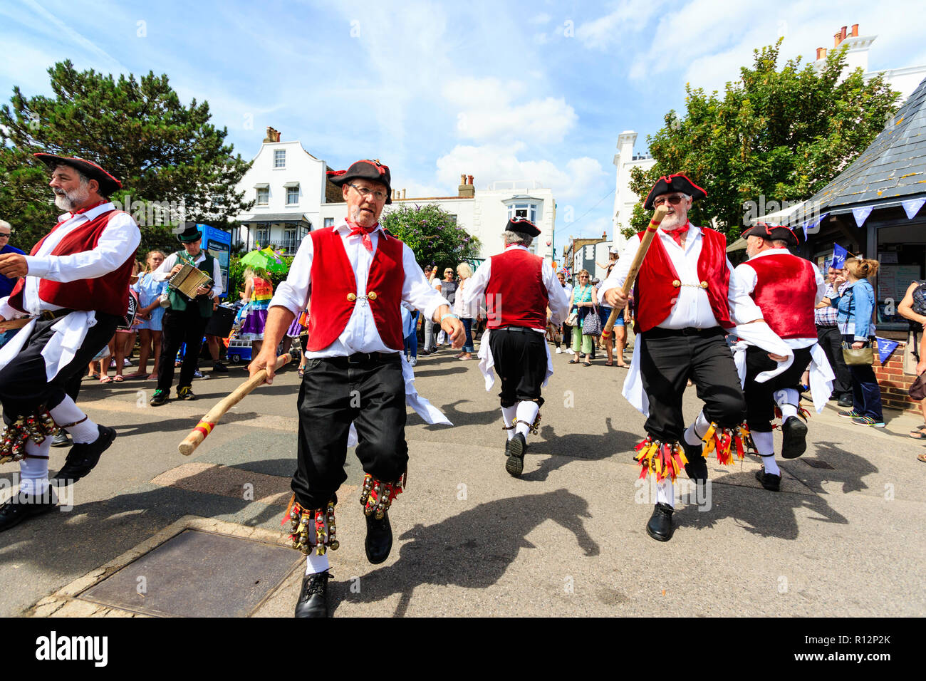 Festival de la semaine folklorique de Broadstairs. Victoire Morris men, habillés comme des marins du 18ème siècle, la danse sur promenade du front de mer. Banque D'Images