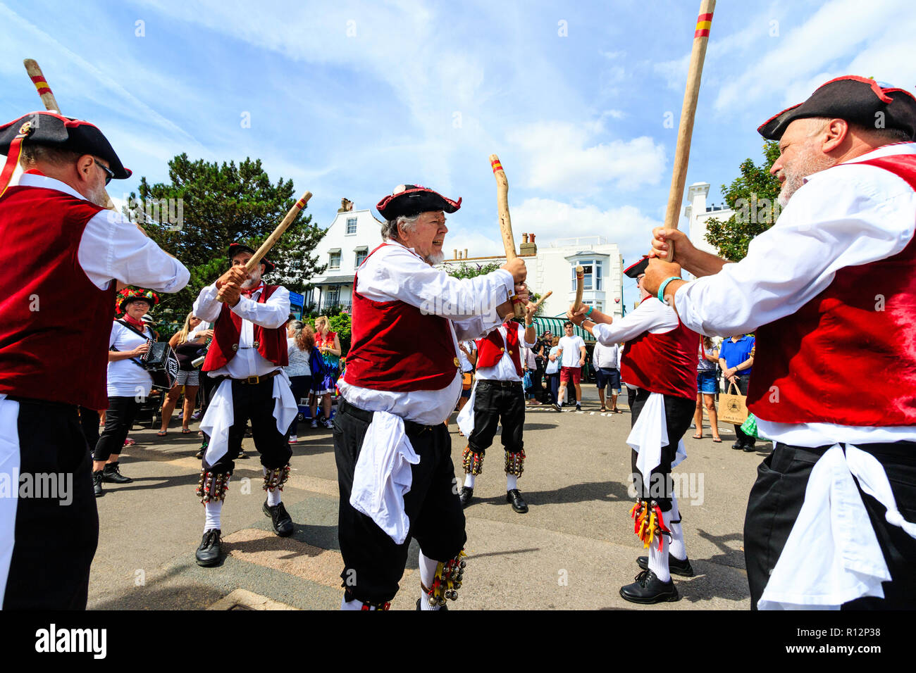 Festival de la semaine folklorique de Broadstairs. Victoire Morris men, habillés comme des marins du 18ème siècle, la danse sur promenade du front de mer. Banque D'Images