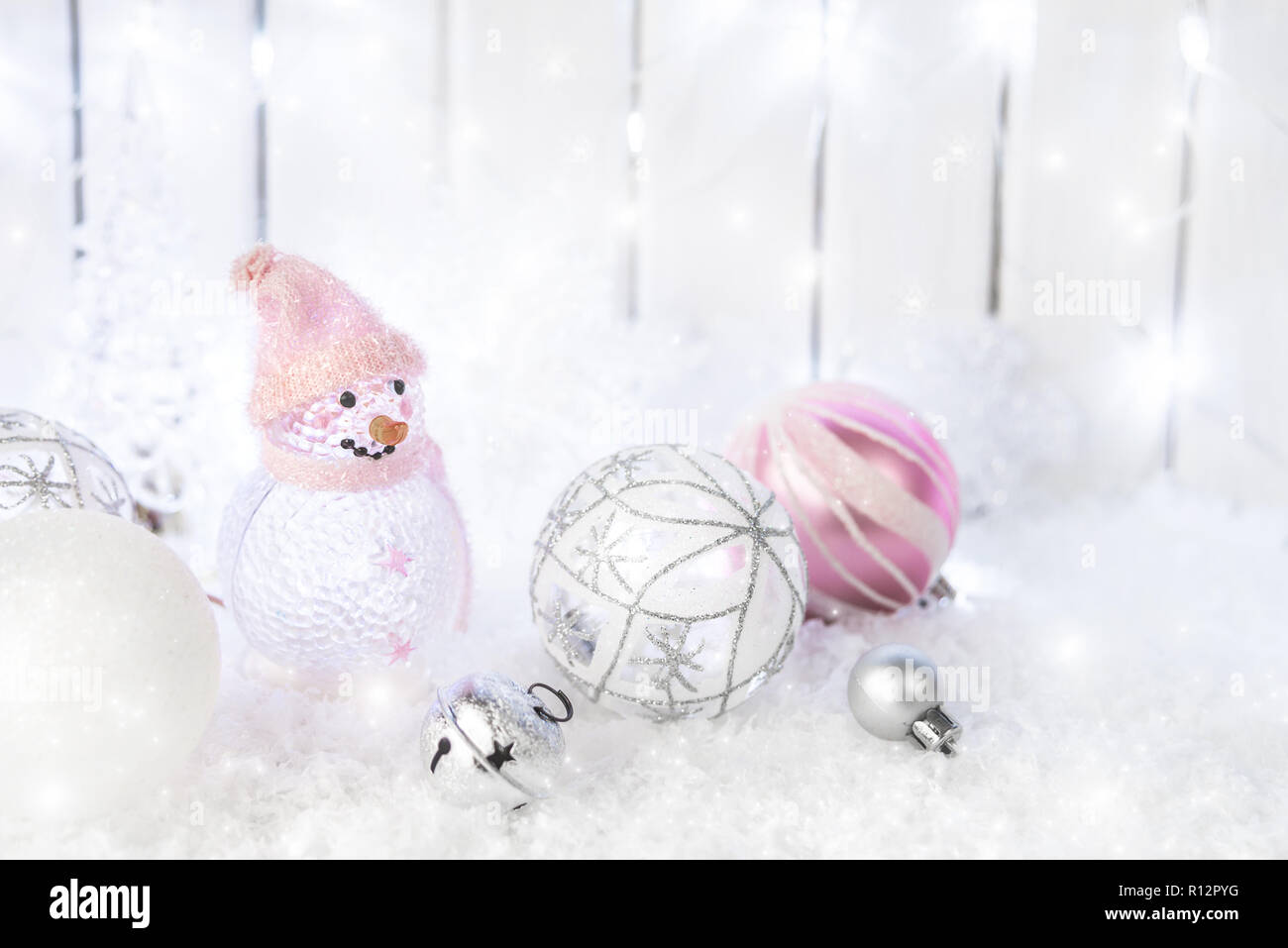 Fond de Noël avec boules de Noël Bonhomme de neige blanche sont sur Banque D'Images