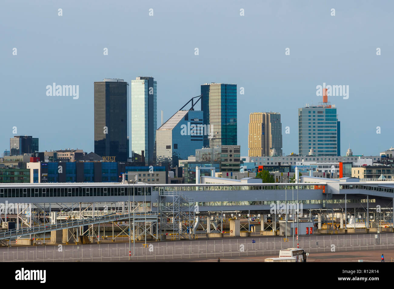 La skyline du port de croisière de Tallinn, la capitale de l'Estonie sur la mer Baltique, est le centre culturel du pays. Elle conserve sa vieille ville fortifiée pavée Banque D'Images