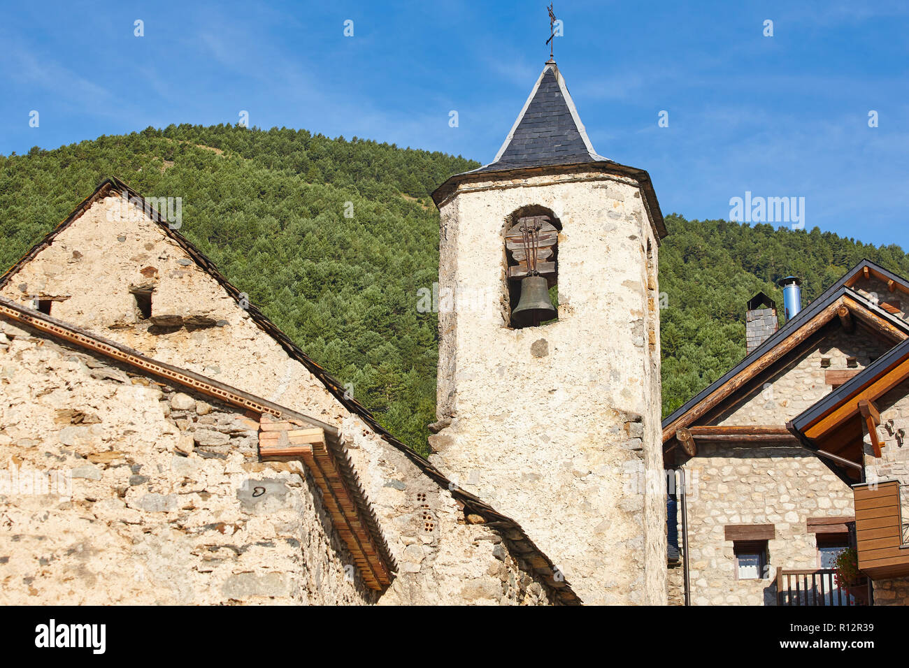 Pierre ancien clocher de l'église dans la région de Lleida, Espagne. L'horizontale Banque D'Images