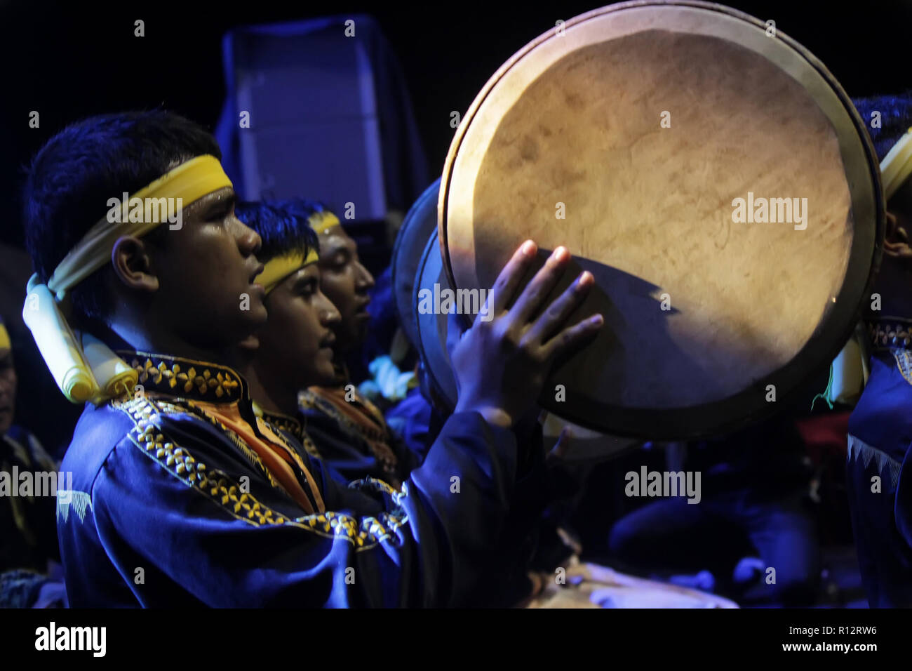 L'Aceh groupe artiste vu l'exécution de l'Grimpheng Rapai Pulot dance à l'Aceh Rapai ACIRAF International Festival (2018), ville de l'événement à Lhokseumawe Aceh, Indonésie. L'Rapai Pulot Gripheng la danse est un des arts traditionnels Aceh effectuée par 15 personnes pendant la lecture rapai (batterie), ce spectacle de danse qui vise à préserver la diversité de la Oummah. Cet événement a été vu par des artistes nationaux et étrangers à partir de la Malaisie, la Thaïlande et l'Inde. Banque D'Images