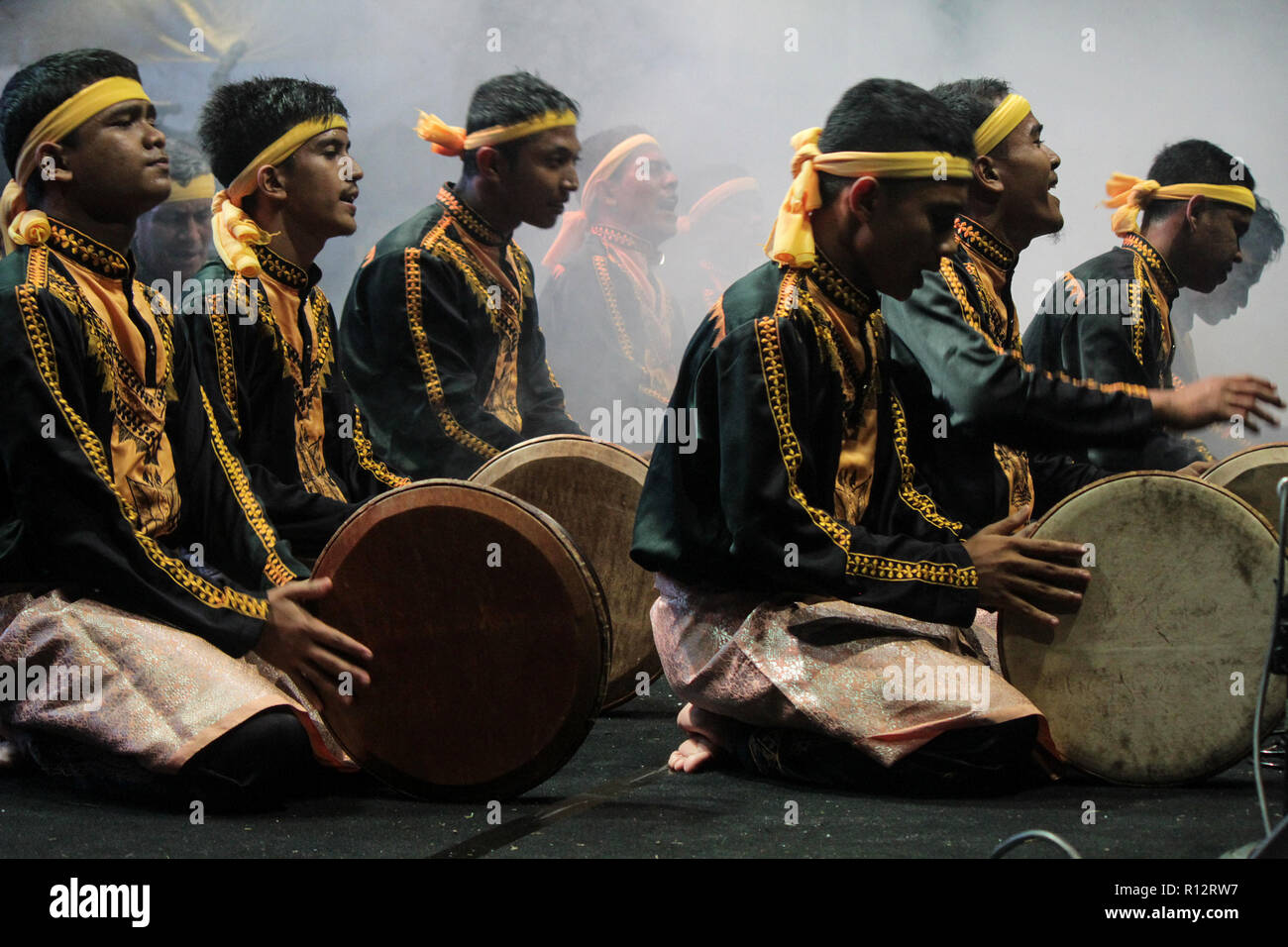 L'Aceh groupe artiste vu l'exécution de l'Grimpheng Rapai Pulot dance à l'Aceh Rapai ACIRAF International Festival (2018), ville de l'événement à Lhokseumawe Aceh, Indonésie. L'Rapai Pulot Gripheng la danse est un des arts traditionnels Aceh effectuée par 15 personnes pendant la lecture rapai (batterie), ce spectacle de danse qui vise à préserver la diversité de la Oummah. Cet événement a été vu par des artistes nationaux et étrangers à partir de la Malaisie, la Thaïlande et l'Inde. Banque D'Images