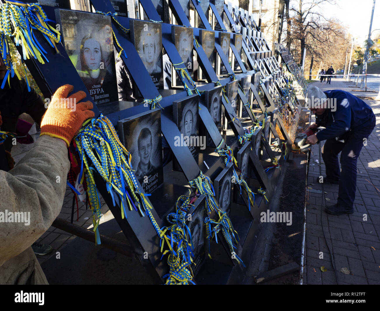 7 novembre 2018 - Kiev, Ukraine - les agents municipaux sont vu le démantèlement du "Héros de l'Armée Céleste cents€™ Institutskaya Street sur Memorial à l'Euromaidan des militants qui ont été tués au cours des affrontements à Kiev..Le Procureur général de Lukraine se prépare à mener une expérience d'enquête dans le cadre de l'enquête sur les meurtres de manifestants durant la révolution de la dignité en 2014. (Crédit Image : © Igor Golovniov/SOPA des images à l'aide de Zuma sur le fil) Banque D'Images
