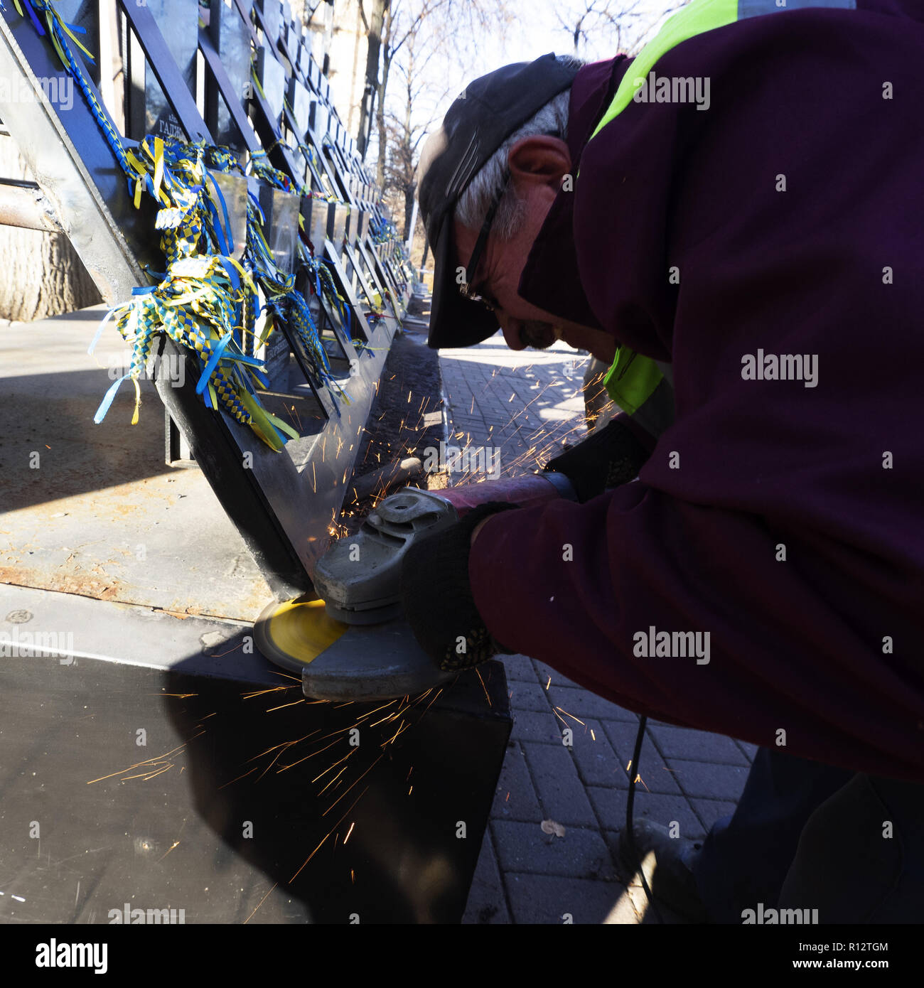 7 novembre 2018 - Kiev, Ukraine - employé municipal est vu le démantèlement du "Héros de l'Armée Céleste cents€™ Institutskaya Street sur Memorial à l'Euromaidan des militants qui ont été tués au cours des affrontements à Kiev..Le Procureur général de Lukraine se prépare à mener une expérience d'enquête dans le cadre de l'enquête sur les meurtres de manifestants durant la révolution de la dignité en 2014. (Crédit Image : © Igor Golovniov/SOPA des images à l'aide de Zuma sur le fil) Banque D'Images