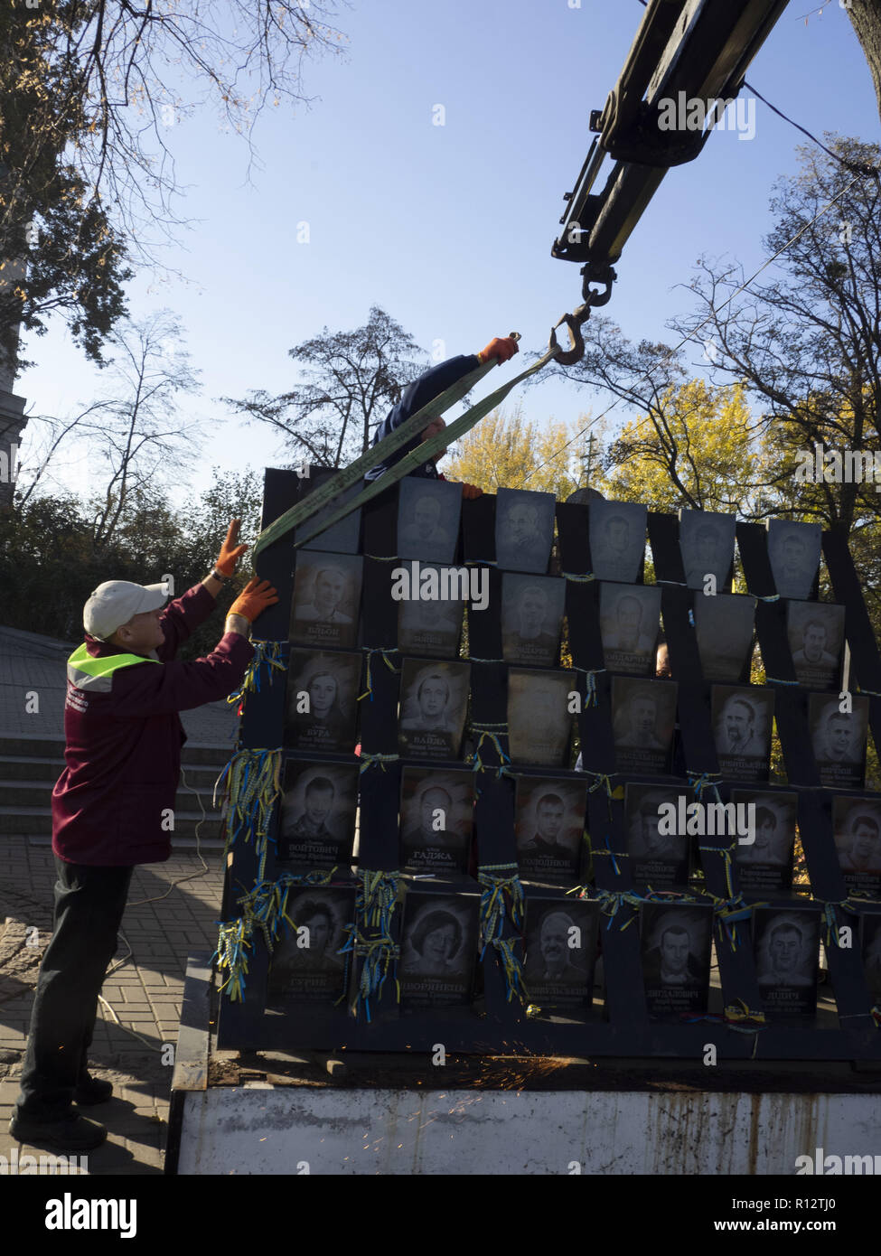 7 novembre 2018 - Kiev, Ukraine - les agents municipaux sont vu le démantèlement du "Héros de l'Armée Céleste cents€™ Institutskaya Street sur Memorial à l'Euromaidan des militants qui ont été tués au cours des affrontements à Kiev..Le Procureur général de Lukraine se prépare à mener une expérience d'enquête dans le cadre de l'enquête sur les meurtres de manifestants durant la révolution de la dignité en 2014. (Crédit Image : © Igor Golovniov/SOPA des images à l'aide de Zuma sur le fil) Banque D'Images