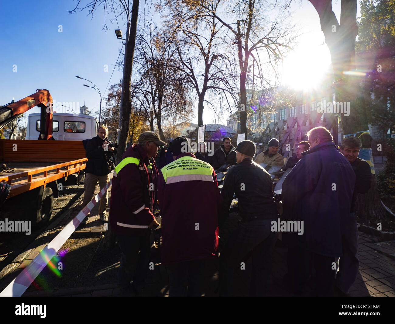 7 novembre 2018 - Kiev, Ukraine - les agents municipaux sont vu le démantèlement du "Héros de l'Armée Céleste cents€™ Institutskaya Street sur Memorial à l'Euromaidan des militants qui ont été tués au cours des affrontements à Kiev..Le Procureur général de Lukraine se prépare à mener une expérience d'enquête dans le cadre de l'enquête sur les meurtres de manifestants durant la révolution de la dignité en 2014. (Crédit Image : © Igor Golovniov/SOPA des images à l'aide de Zuma sur le fil) Banque D'Images