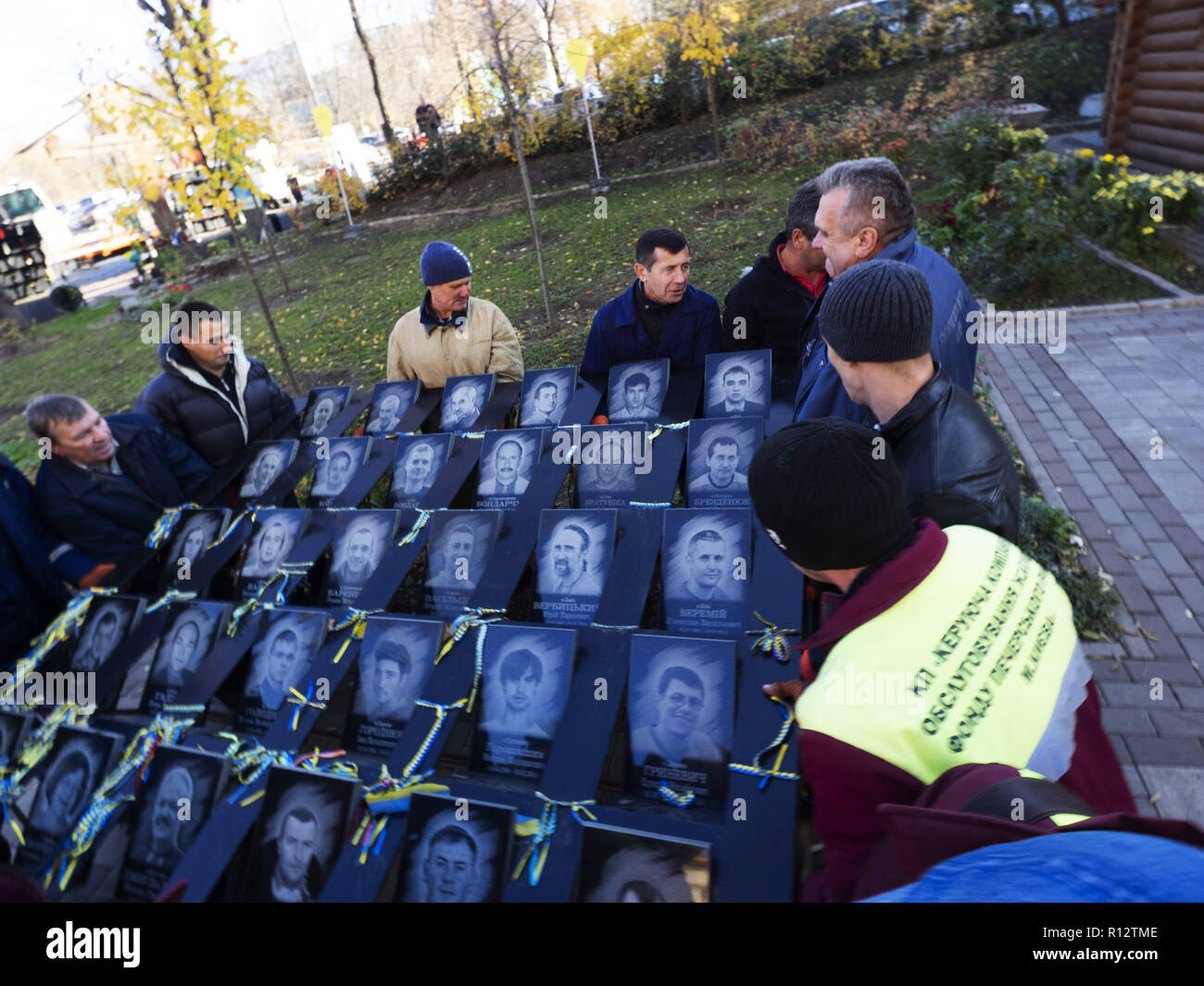 7 novembre 2018 - Kiev, Ukraine - les agents municipaux sont vu le démantèlement du "Héros de l'Armée Céleste cents€™ Institutskaya Street sur Memorial à l'Euromaidan des militants qui ont été tués au cours des affrontements à Kiev..Le Procureur général de Lukraine se prépare à mener une expérience d'enquête dans le cadre de l'enquête sur les meurtres de manifestants durant la révolution de la dignité en 2014. (Crédit Image : © Igor Golovniov/SOPA des images à l'aide de Zuma sur le fil) Banque D'Images