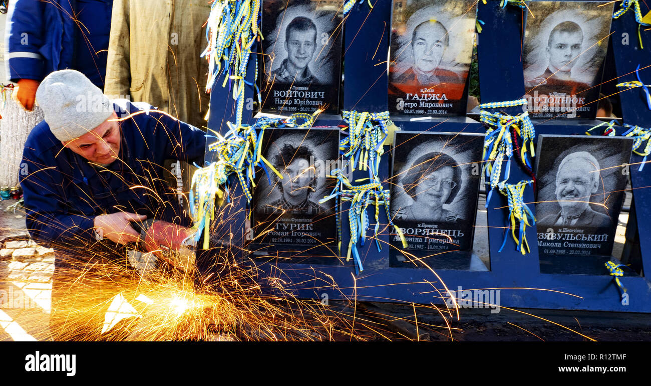 7 novembre 2018 - Kiev, Ukraine - les agents municipaux sont vu le démantèlement du "Héros de l'Armée Céleste cents€™ Institutskaya Street sur Memorial à l'Euromaidan des militants qui ont été tués au cours des affrontements à Kiev..Le Procureur général de Lukraine se prépare à mener une expérience d'enquête dans le cadre de l'enquête sur les meurtres de manifestants durant la révolution de la dignité en 2014. (Crédit Image : © Igor Golovniov/SOPA des images à l'aide de Zuma sur le fil) Banque D'Images