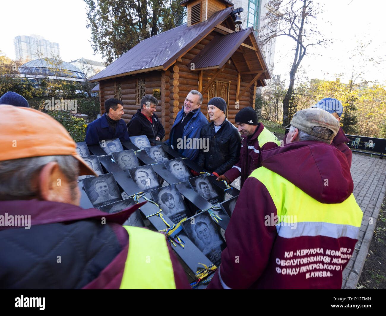 7 novembre 2018 - Kiev, Ukraine - les agents municipaux sont vu le démantèlement du "Héros de l'Armée Céleste cents€™ Institutskaya Street sur Memorial à l'Euromaidan des militants qui ont été tués au cours des affrontements à Kiev..Le Procureur général de Lukraine se prépare à mener une expérience d'enquête dans le cadre de l'enquête sur les meurtres de manifestants durant la révolution de la dignité en 2014. (Crédit Image : © Igor Golovniov/SOPA des images à l'aide de Zuma sur le fil) Banque D'Images